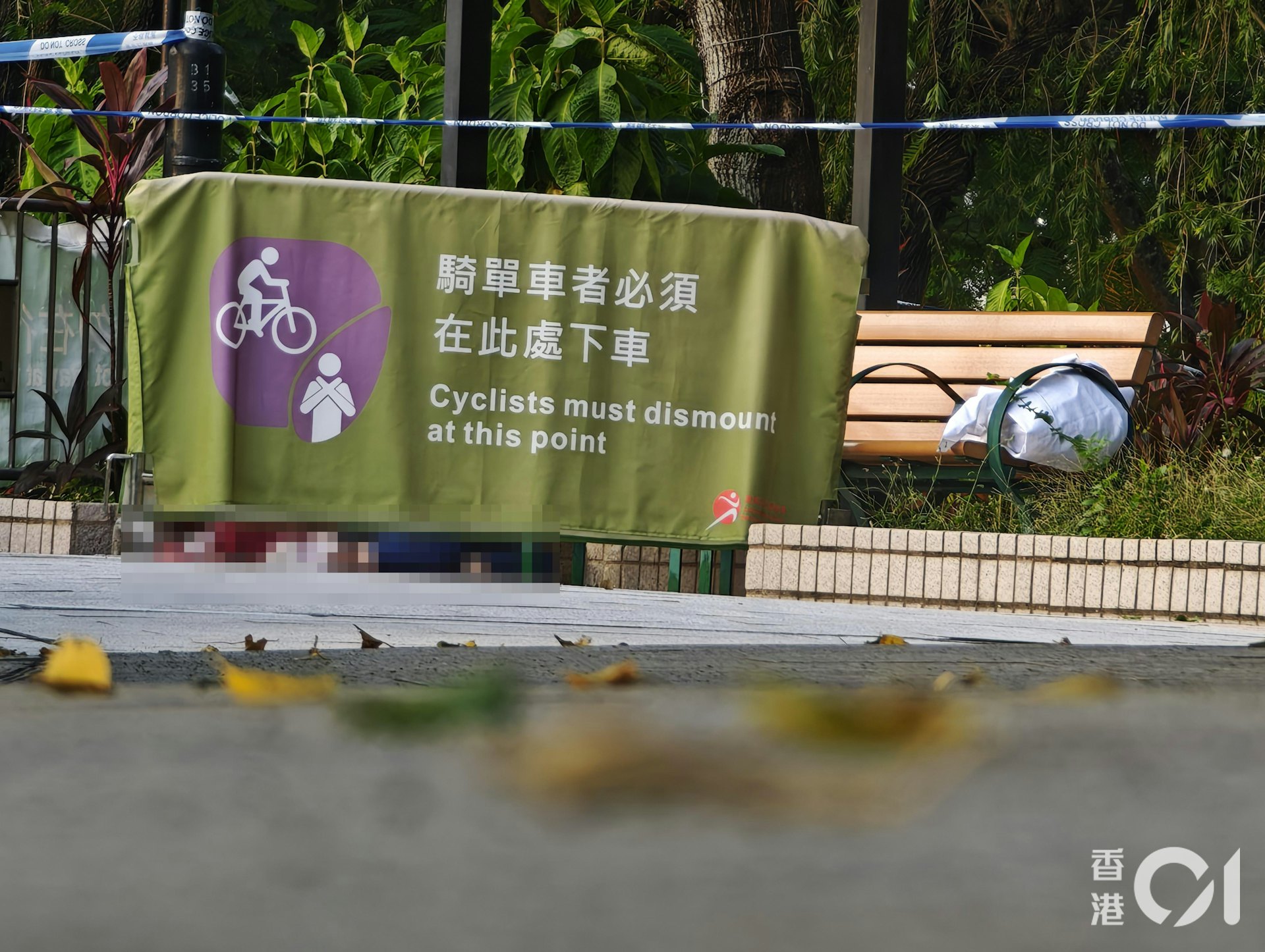 遺體暫時被放在地面位置,上衣染血。