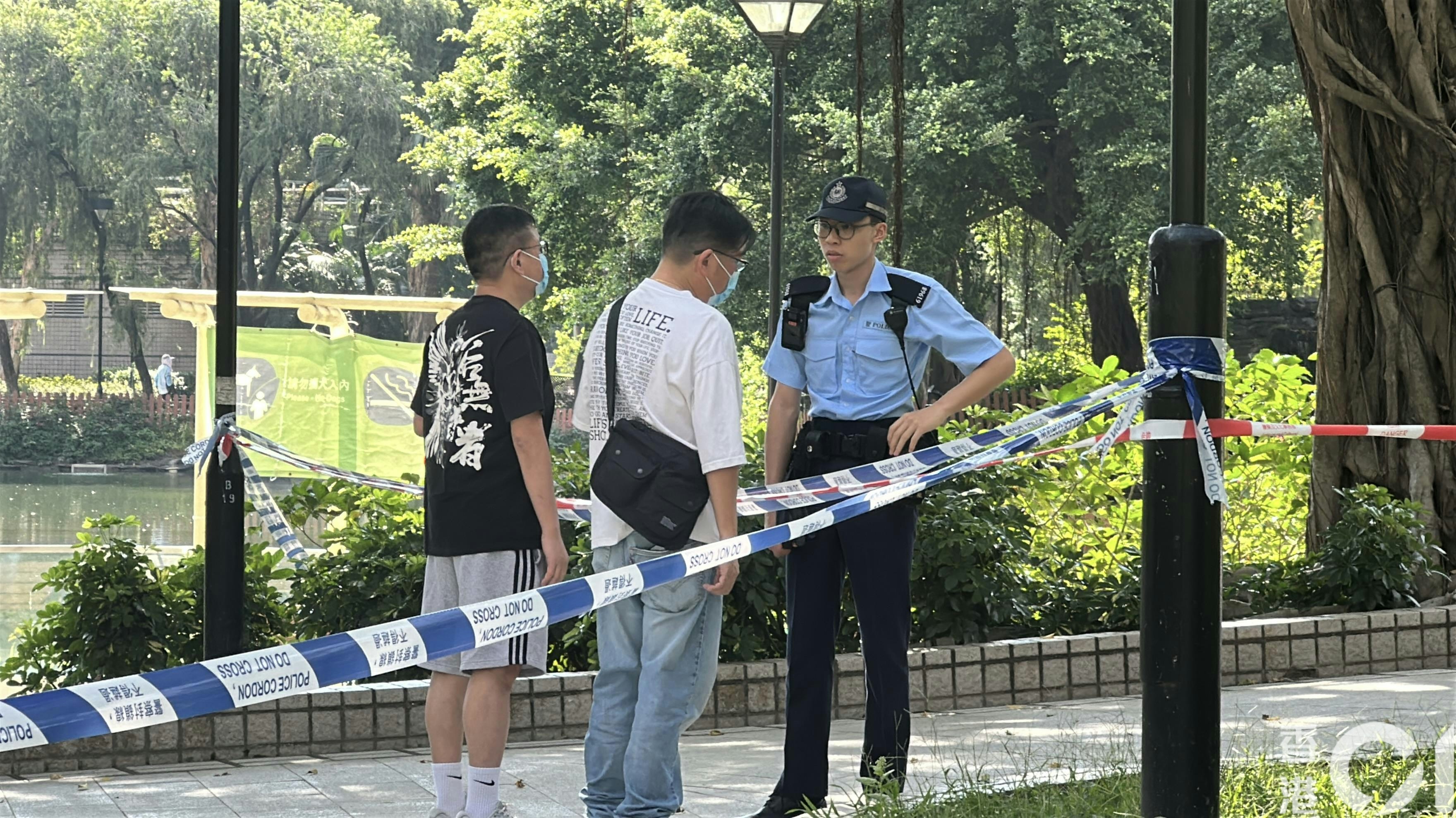 早上約9時，死者的2名親友到場了解事件。(羅敏妍攝)