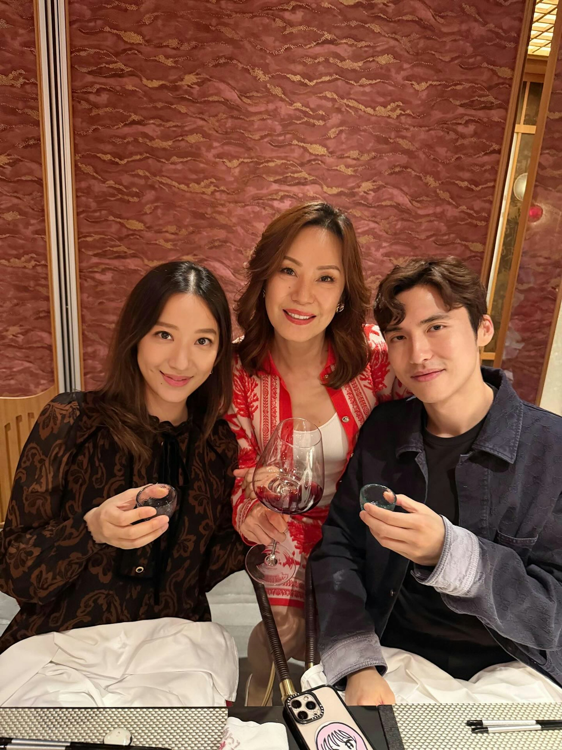 汪媽媽與細女汪圓圓同女婿蔡加讚。(IG@jenniferlijunwang)
