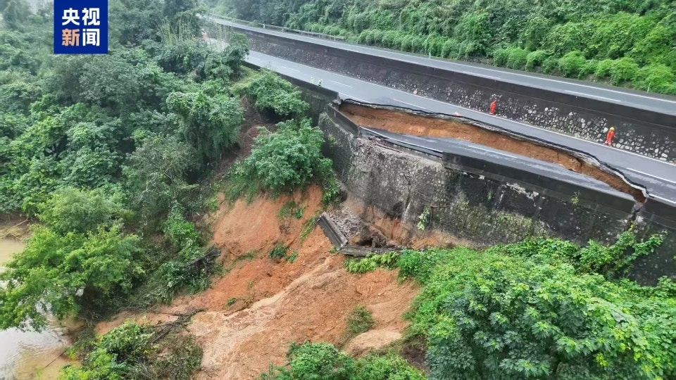 广西高速公路现2米深塌陷 封闭及时未有事故发生