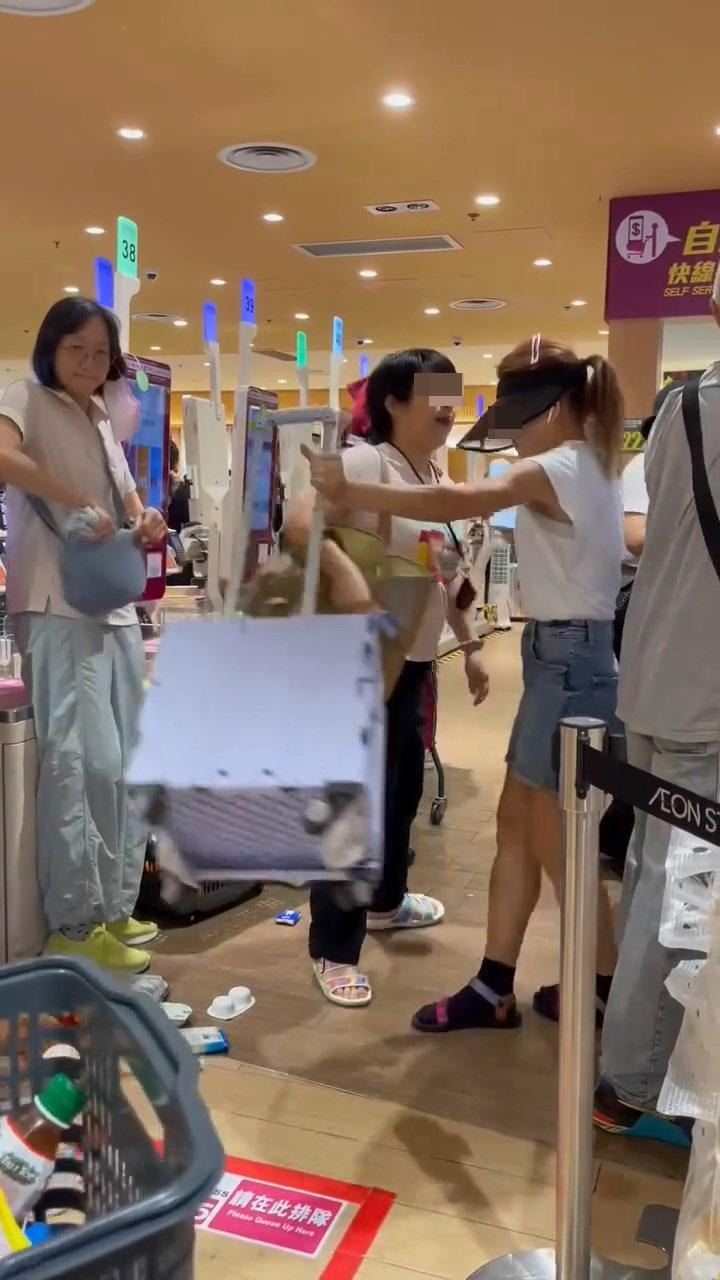 本港網絡瘋傳1段「AEON大媽大戰港女」。（網絡影片截圖）