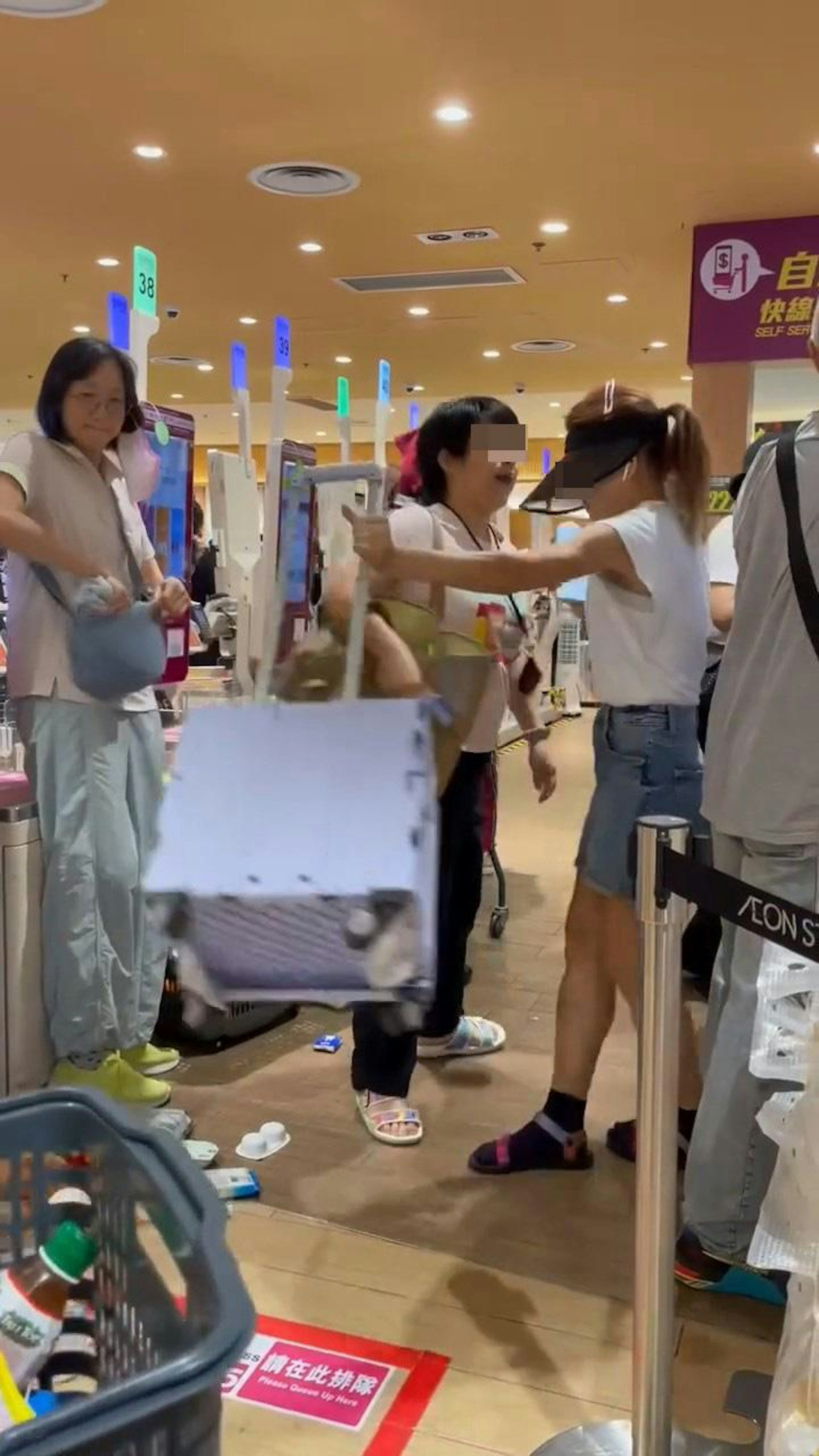 本港網絡瘋傳1段「AEON大媽大戰港女」。(網絡影片截圖)