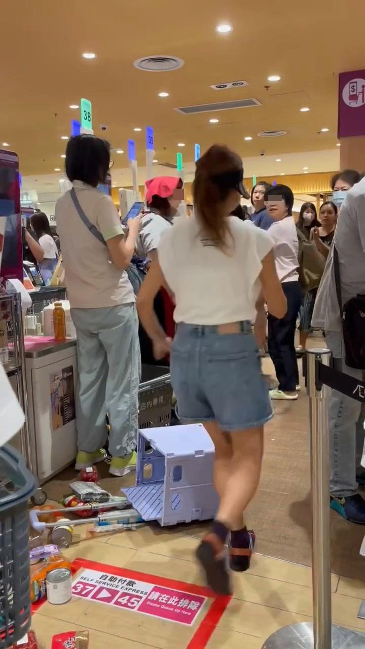 大媽後退想離開，港女怒氣沖沖追上。（網絡影片截圖）