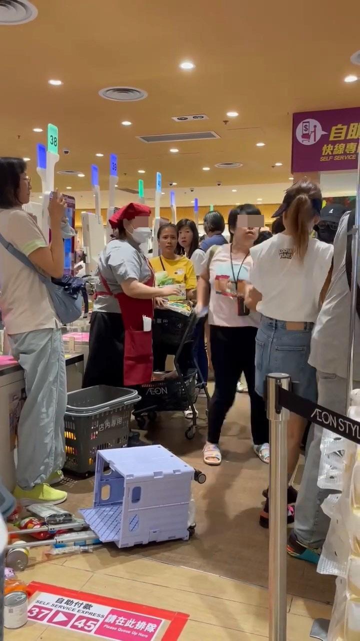 大媽拍打港女手臂，起腳踢，再大力把港女推開。（網絡影片截圖）