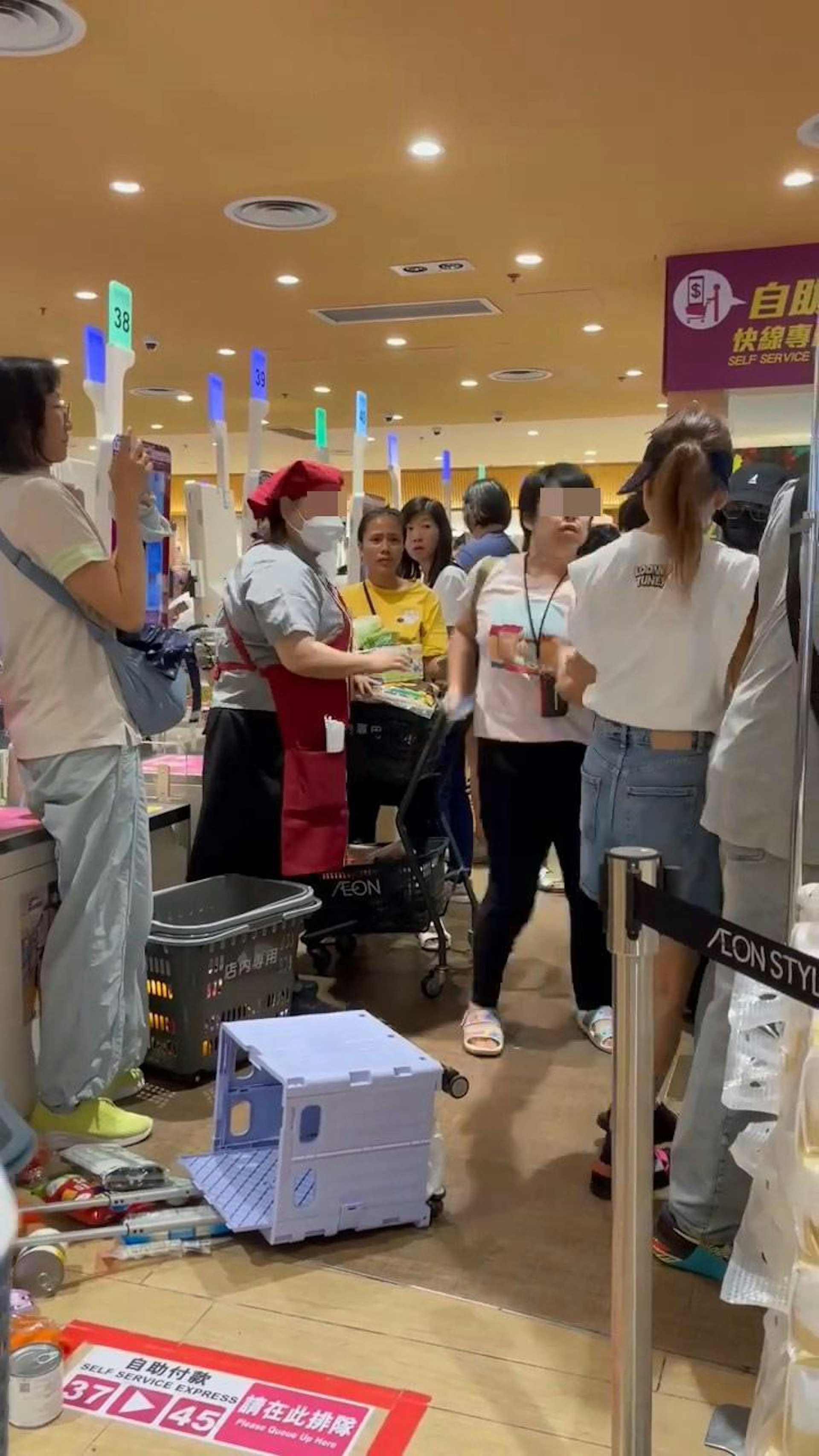 大媽拍打港女手臂,起腳踢,再大力把港女推開。(網絡影片截圖)