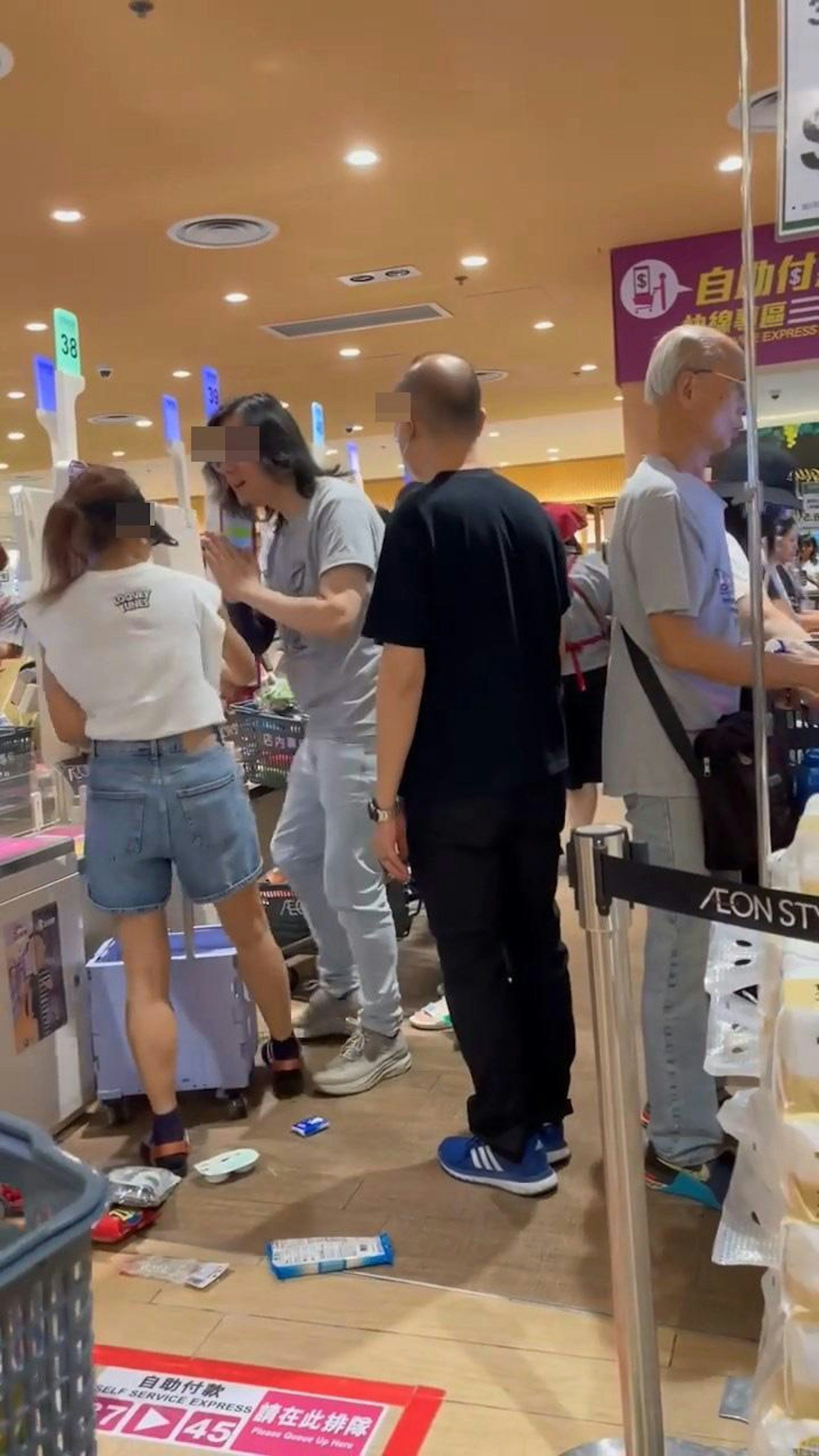 這時有多名男職員到場勸止。(網絡影片截圖)