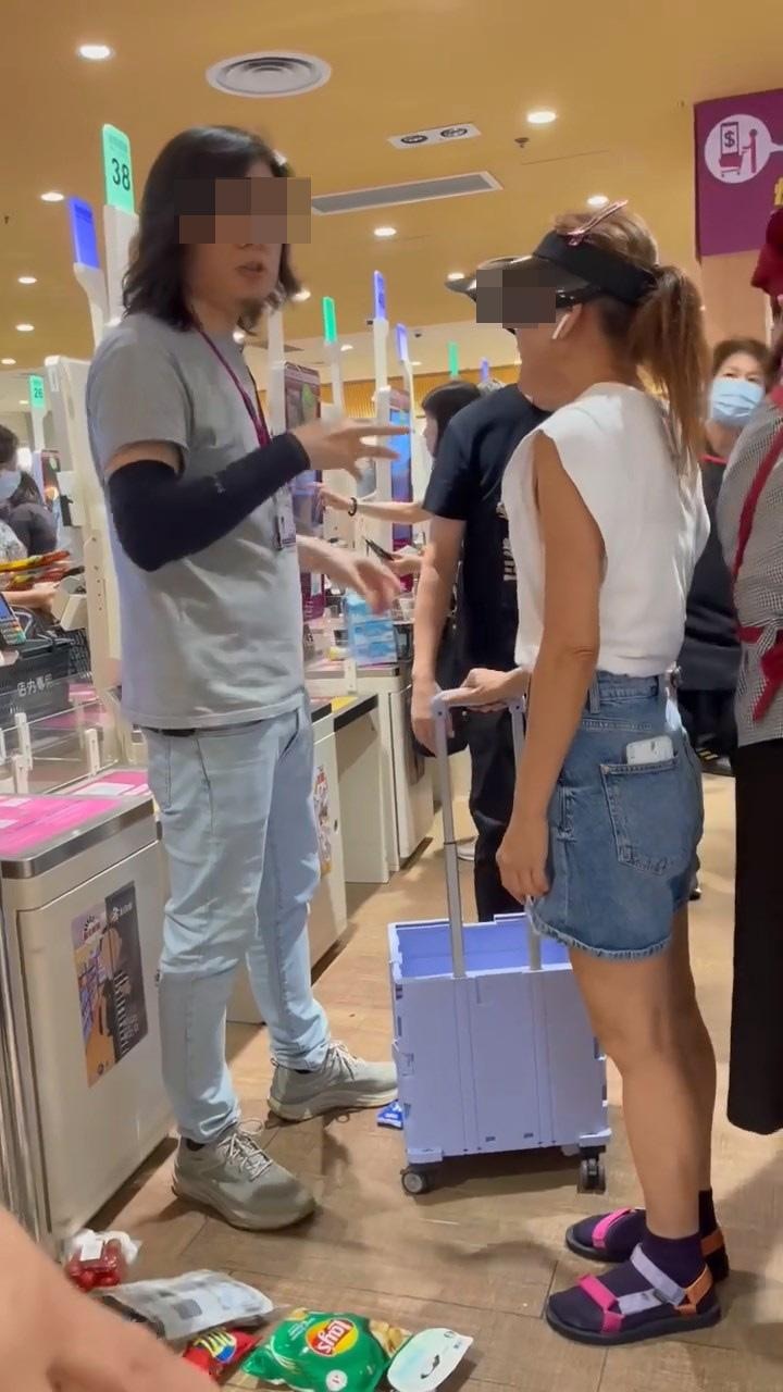 職員隨後送大媽離開，港女則留在原地。（網絡影片截圖）