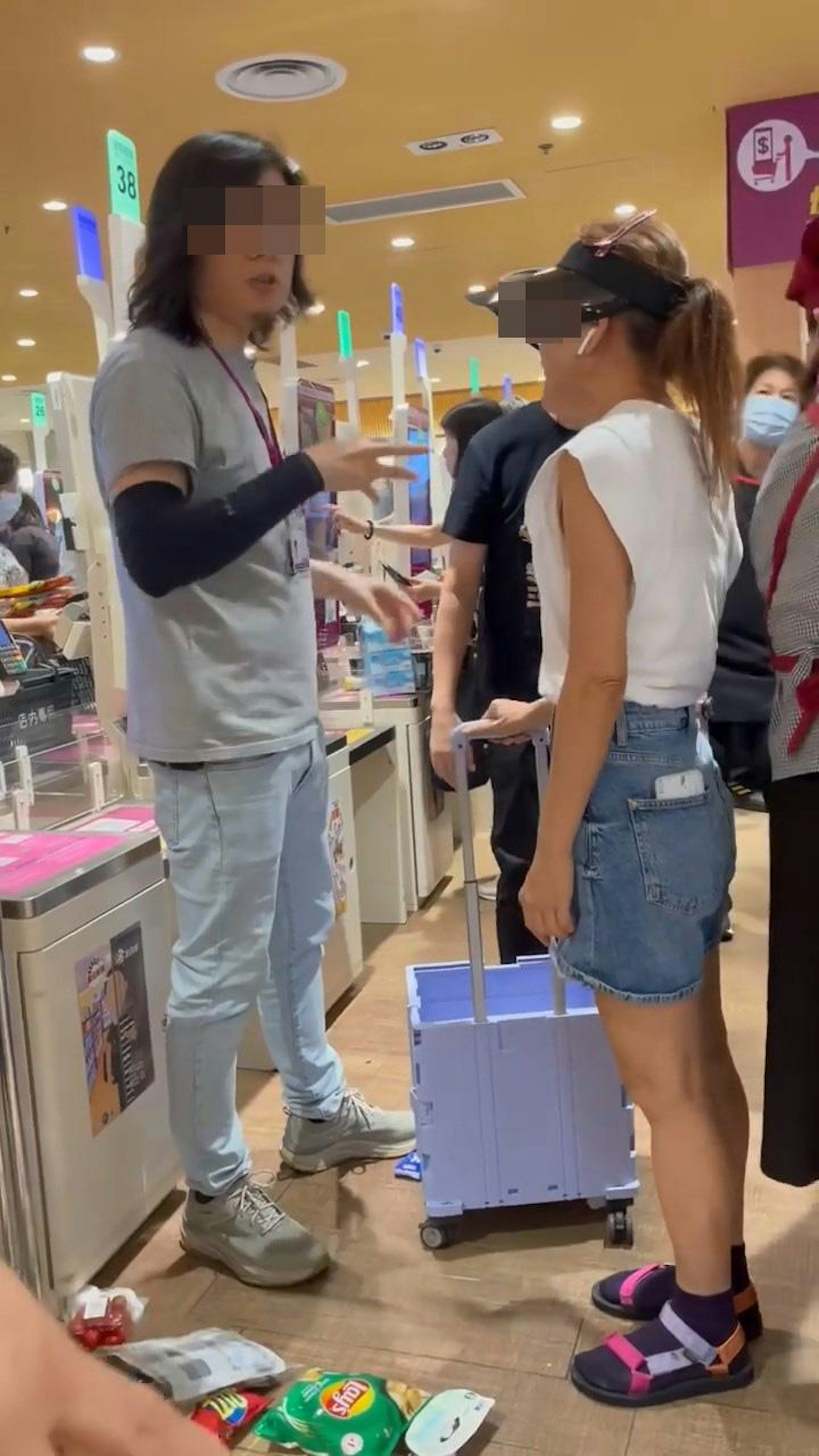 職員隨後送大媽離開,港女則留在原地。(網絡影片截圖)