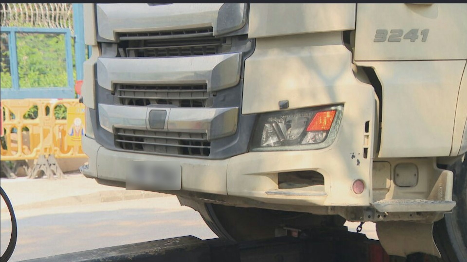 青馬大橋有泥頭車失事撞水馬,司機清醒送院後突然昏迷,搶救後不治。涉事泥頭車被拖到汽車扣留中心調查。 青馬大橋有泥頭車失事撞水馬,司機清醒送院後突然昏迷,搶救後不治。涉事泥頭車被拖到汽車扣留中心調查。