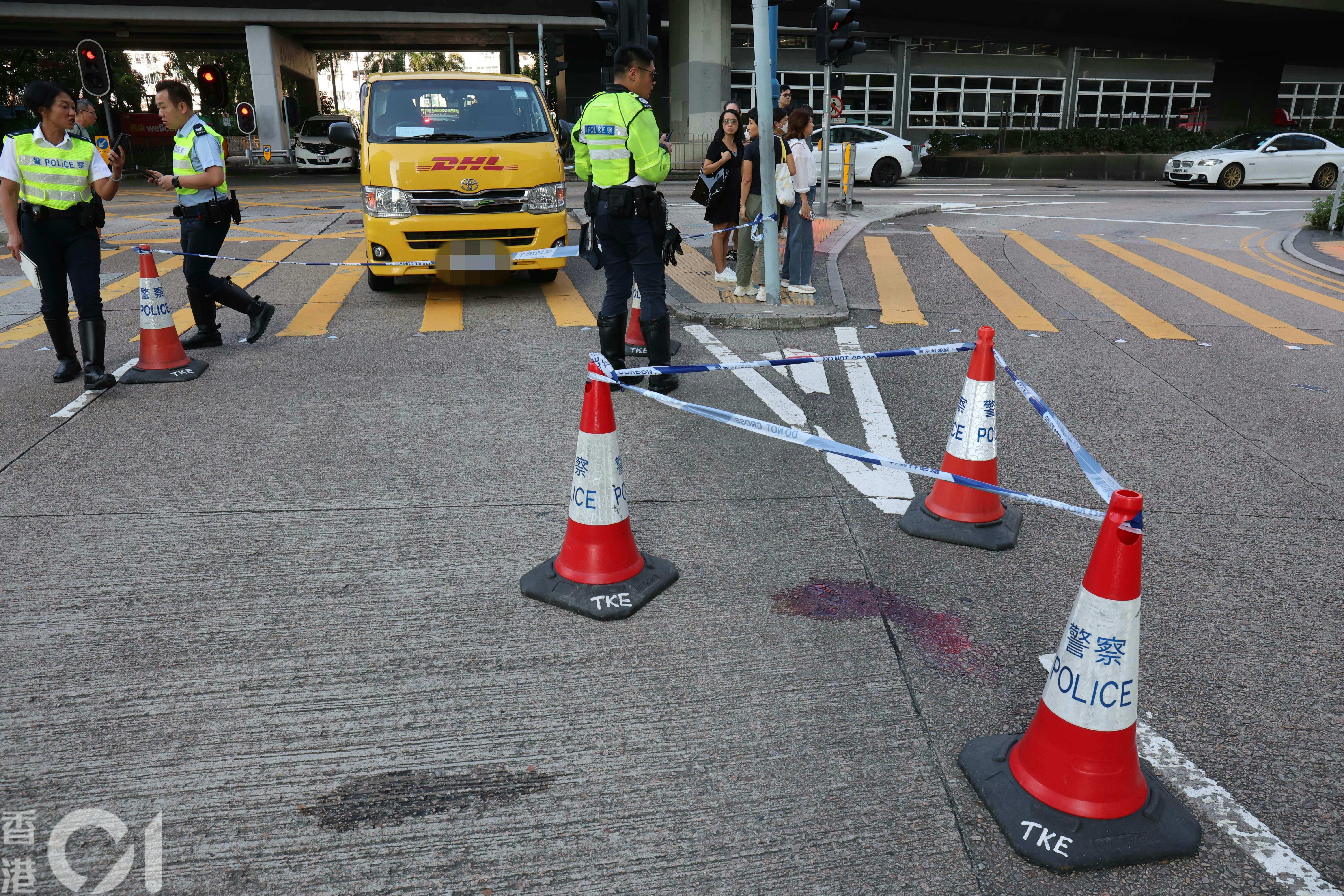 客貨車撞倒一名女途人，女途人送院後不治，現場地上留有血迹。（梁偉權攝）