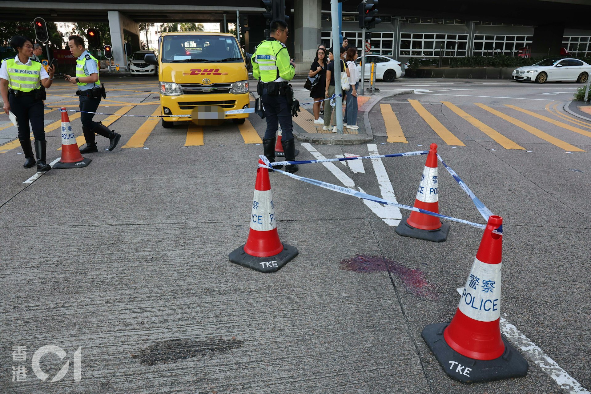 客貨車撞倒一名女途人,女途人送院後不治,現場地上留有血迹。(梁偉權攝)