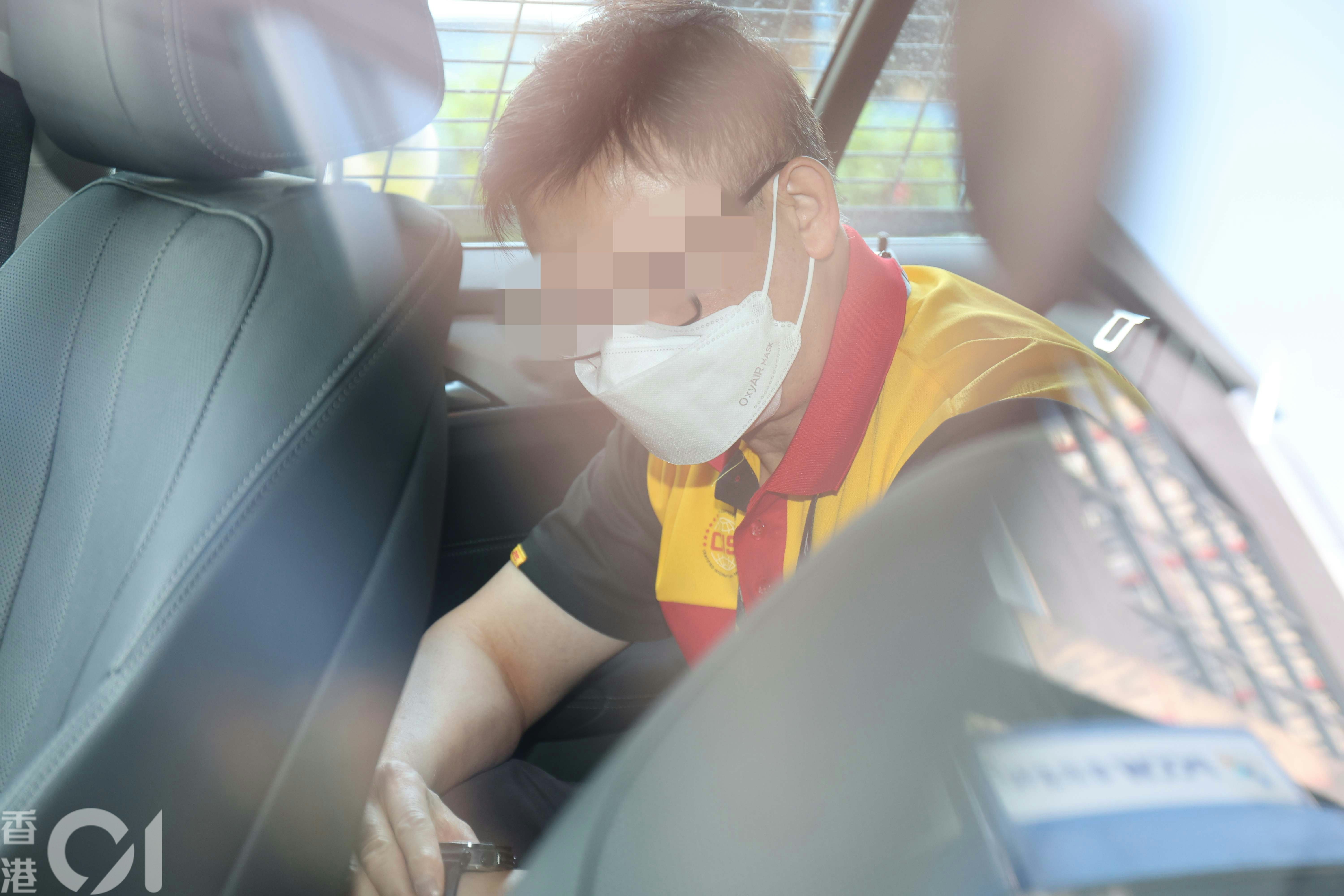 客貨車男司機被帶上警車助查。（梁偉權攝）