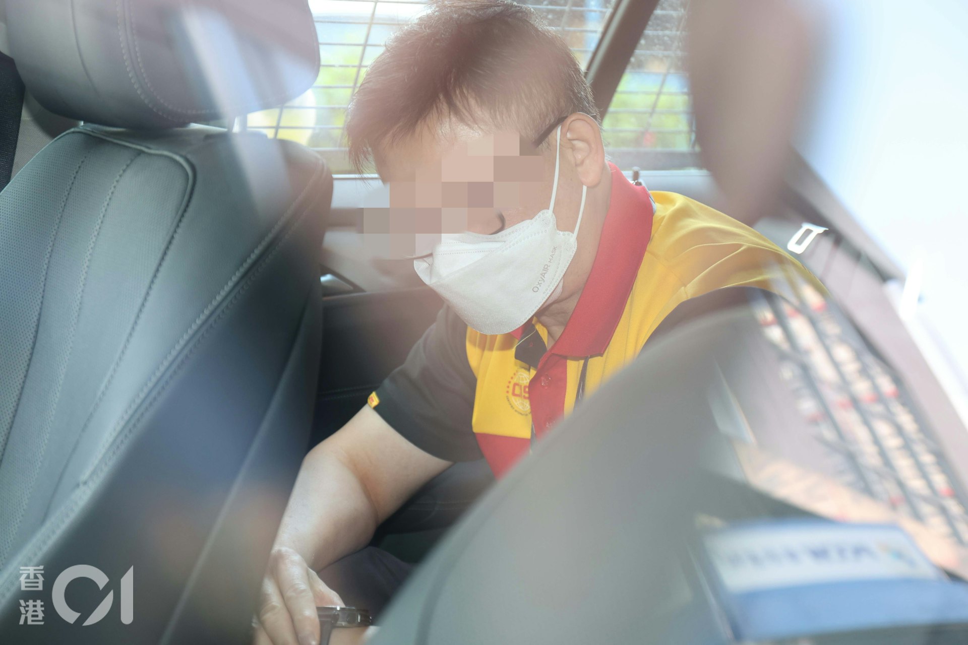 客貨車男司機被帶上警車助查。(梁偉權攝)