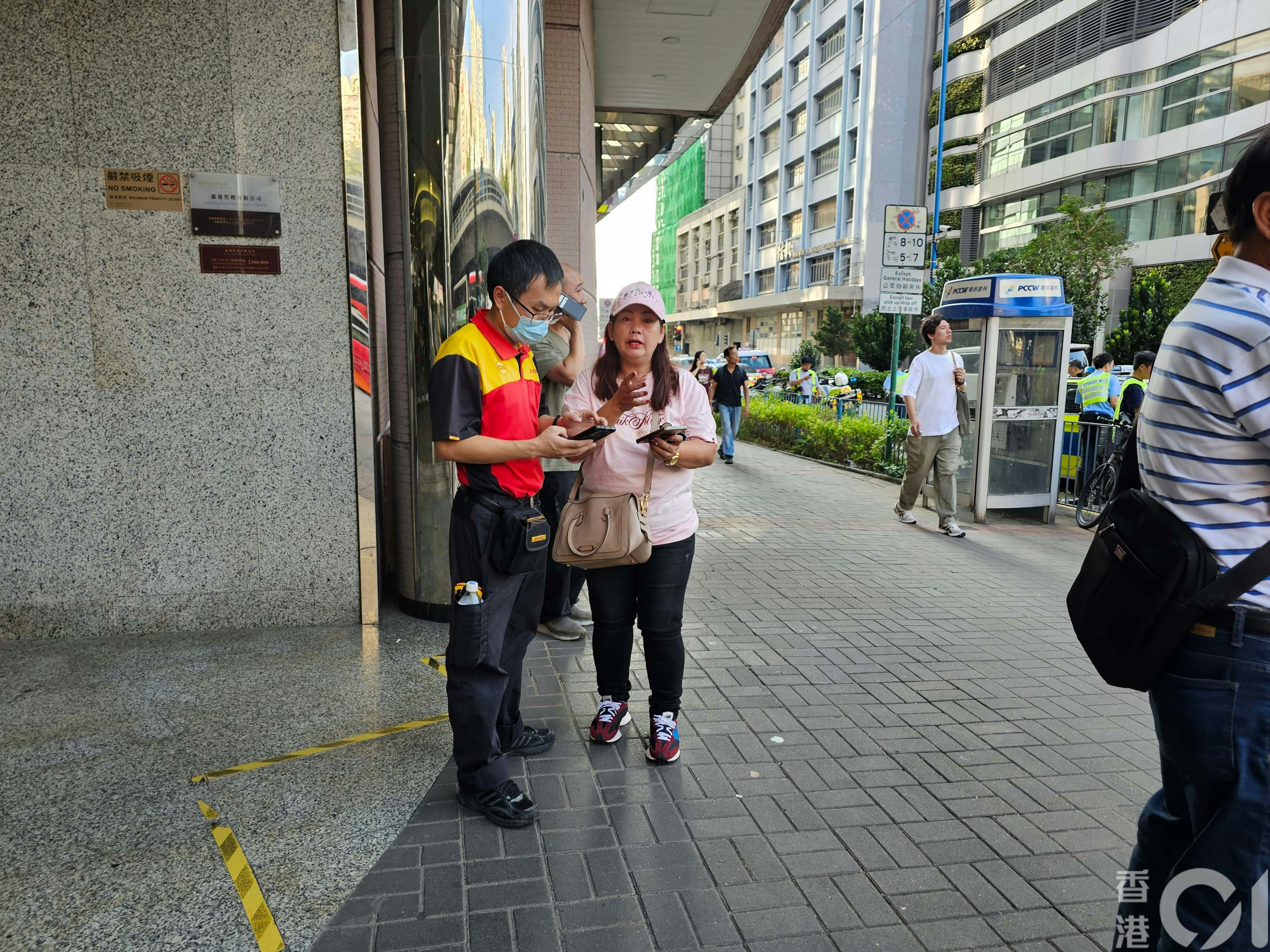 客貨車男跟車工人在現場助查。（梁偉權攝）