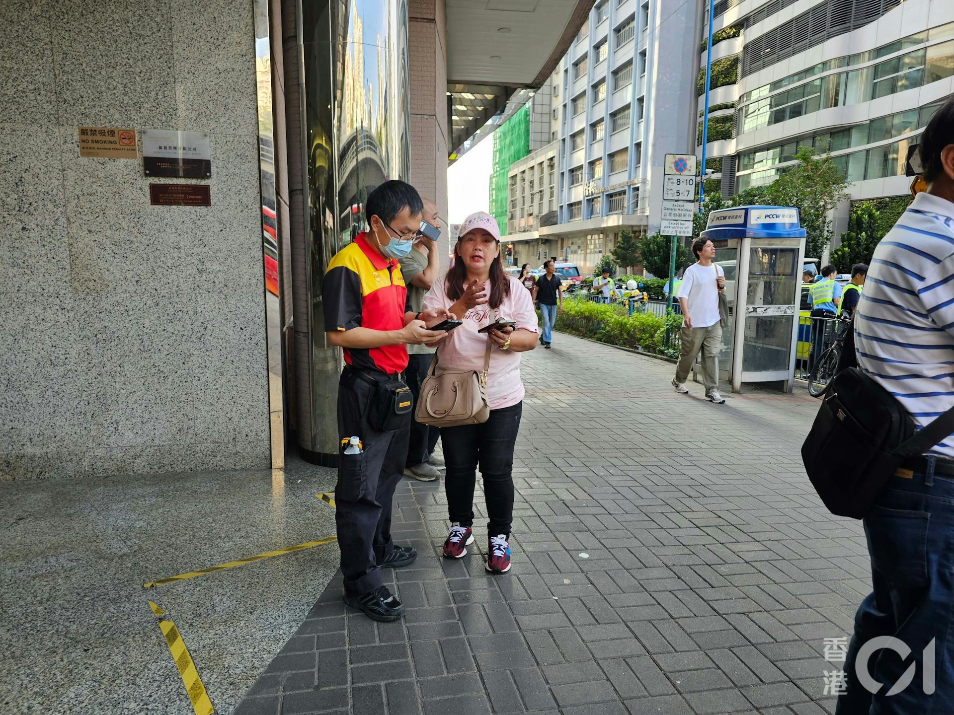 客貨車男跟車工人在現場助查。(梁偉權攝)