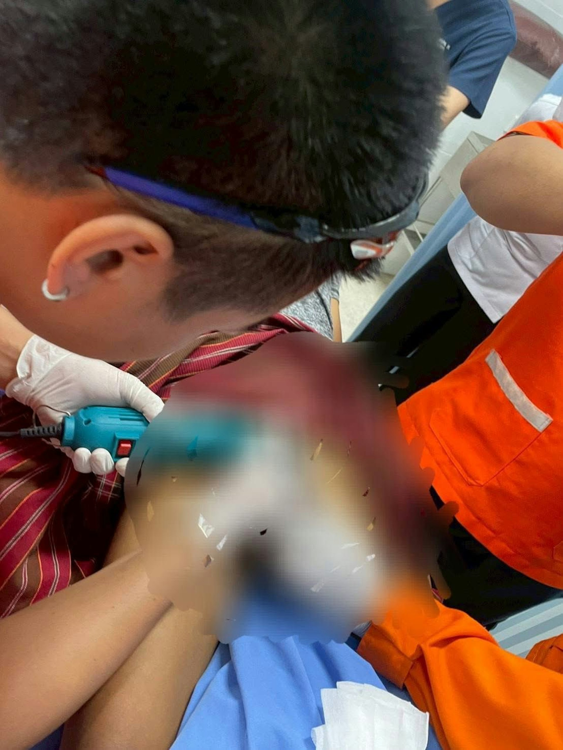 救援團隊人員用磨光機慢慢切割鐵環。(「Mr.Hap」X圖片)