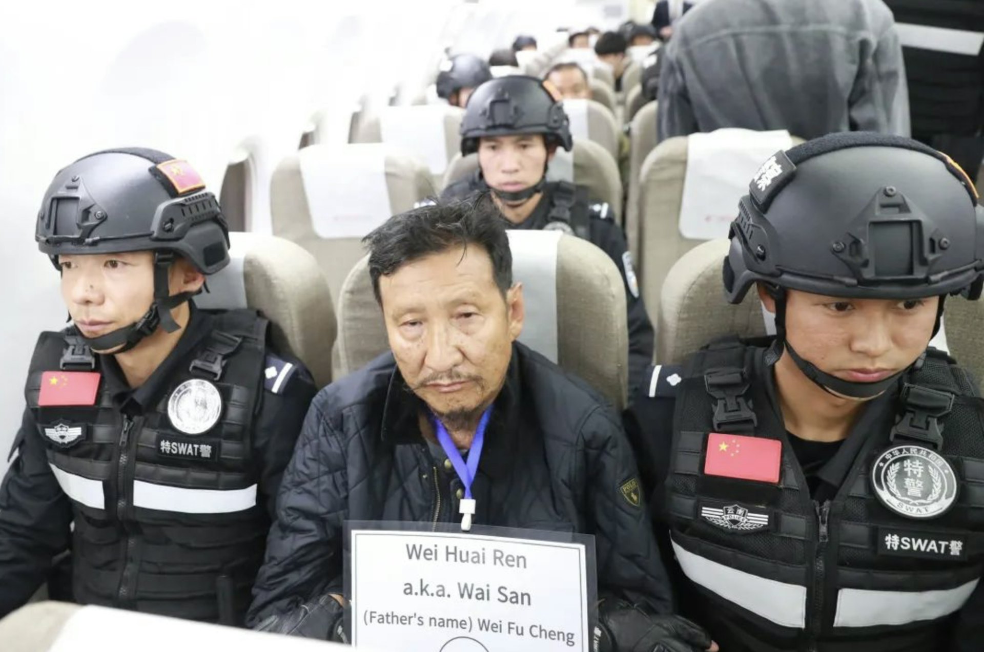 魏懷仁被帶至中國受審。(人民公安報) 魏懷仁被帶至中國受審。(人民公安報)