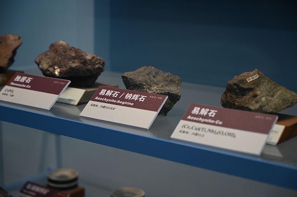 特朗普不满中国稀土管制加关税恐引新一轮贸易战？｜新闻背后