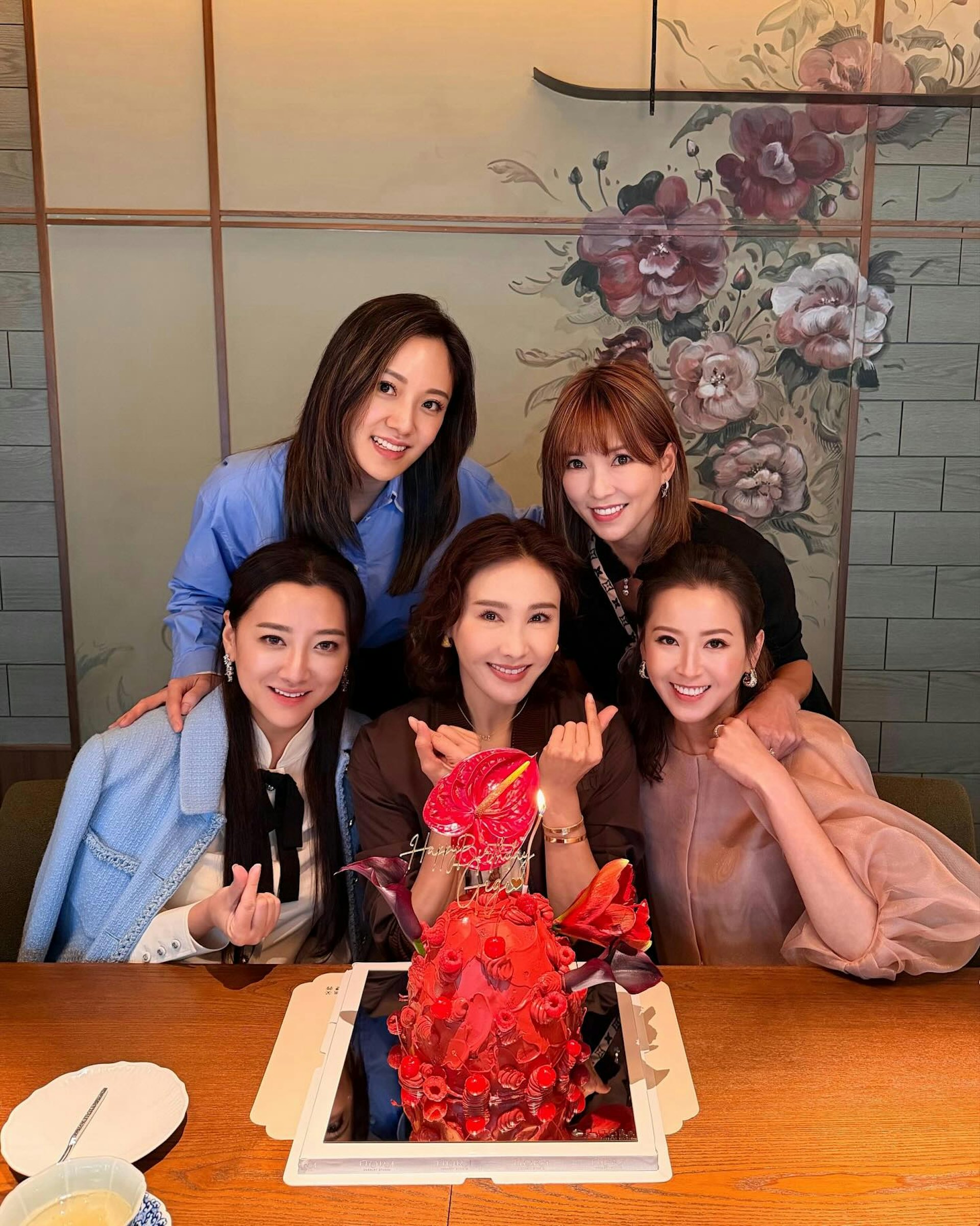 去年黎姿亦獲一班名媛好友慶生。(IG@gigilai_official)