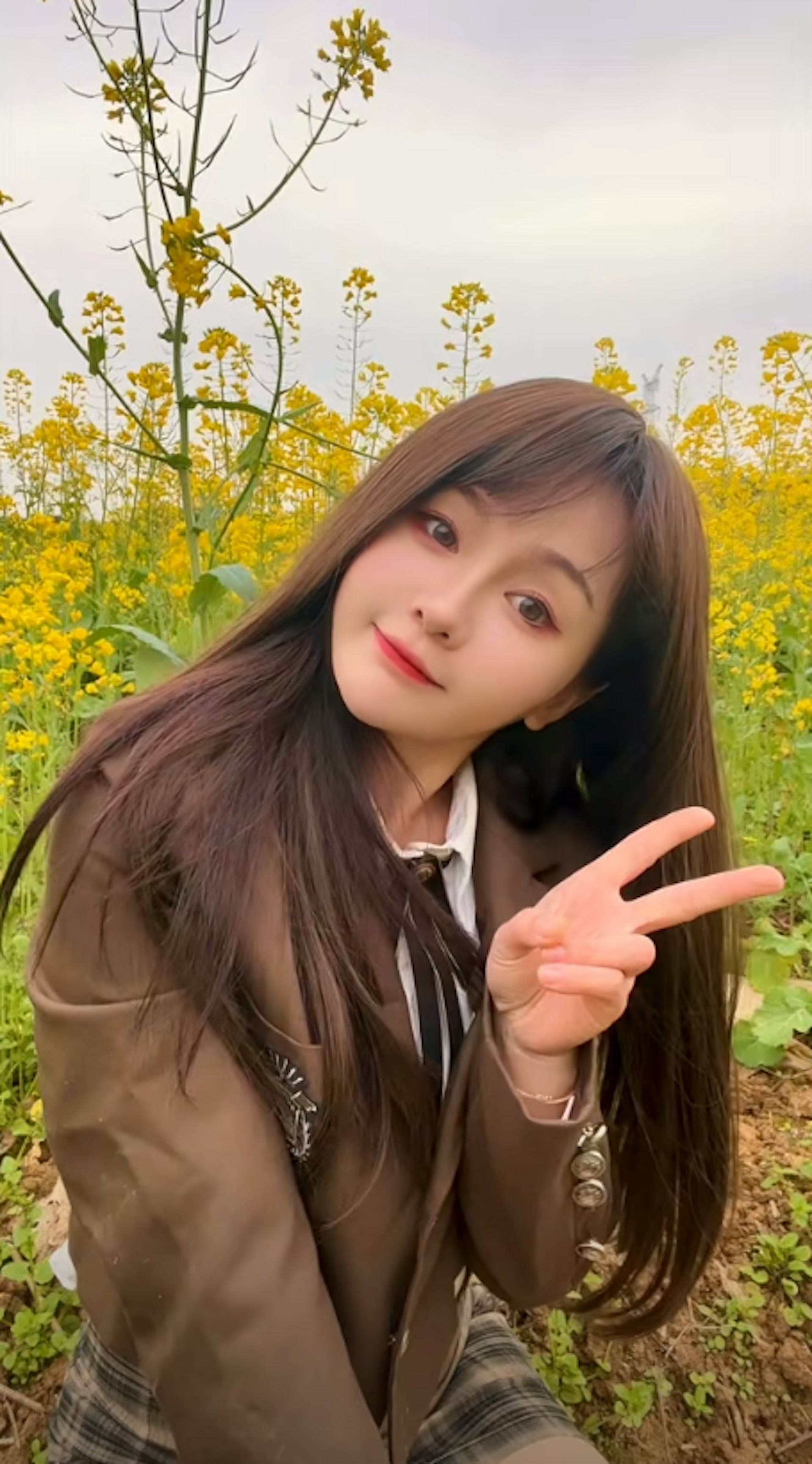 "Sisi Alora" là một streamer trực tuyến chuyên biểu diễn múa ngoài trời. (Douyin @SisiAlora)