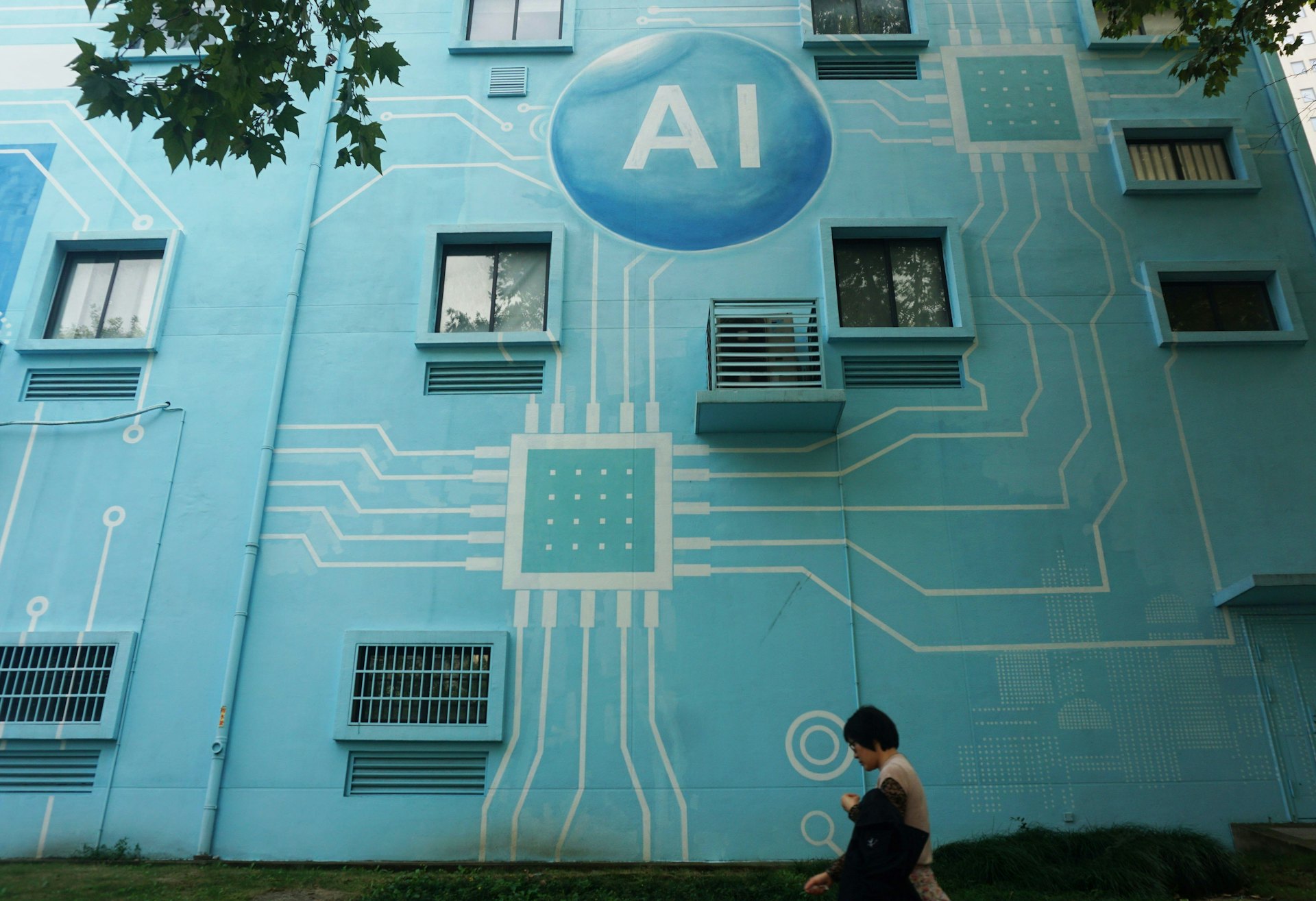 徐小龙:透视中美AI对话背后的算力基建与治理博弈 徐小龙:透视中美AI对话背后的算力基建与治理博弈