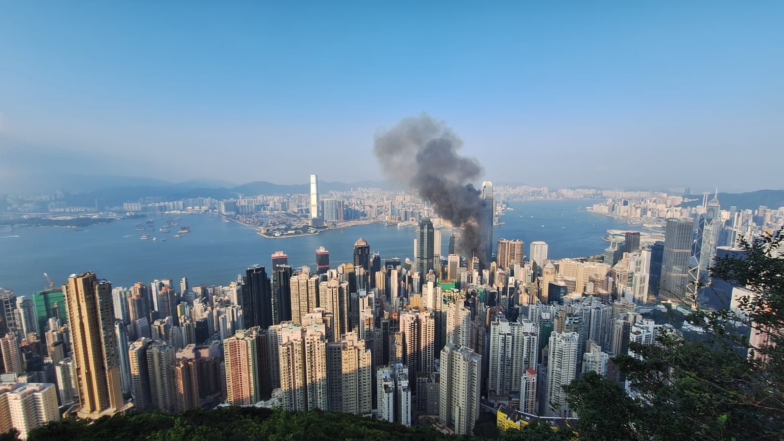 中環有棚架起火，濃煙席捲半空。（讀者提供）