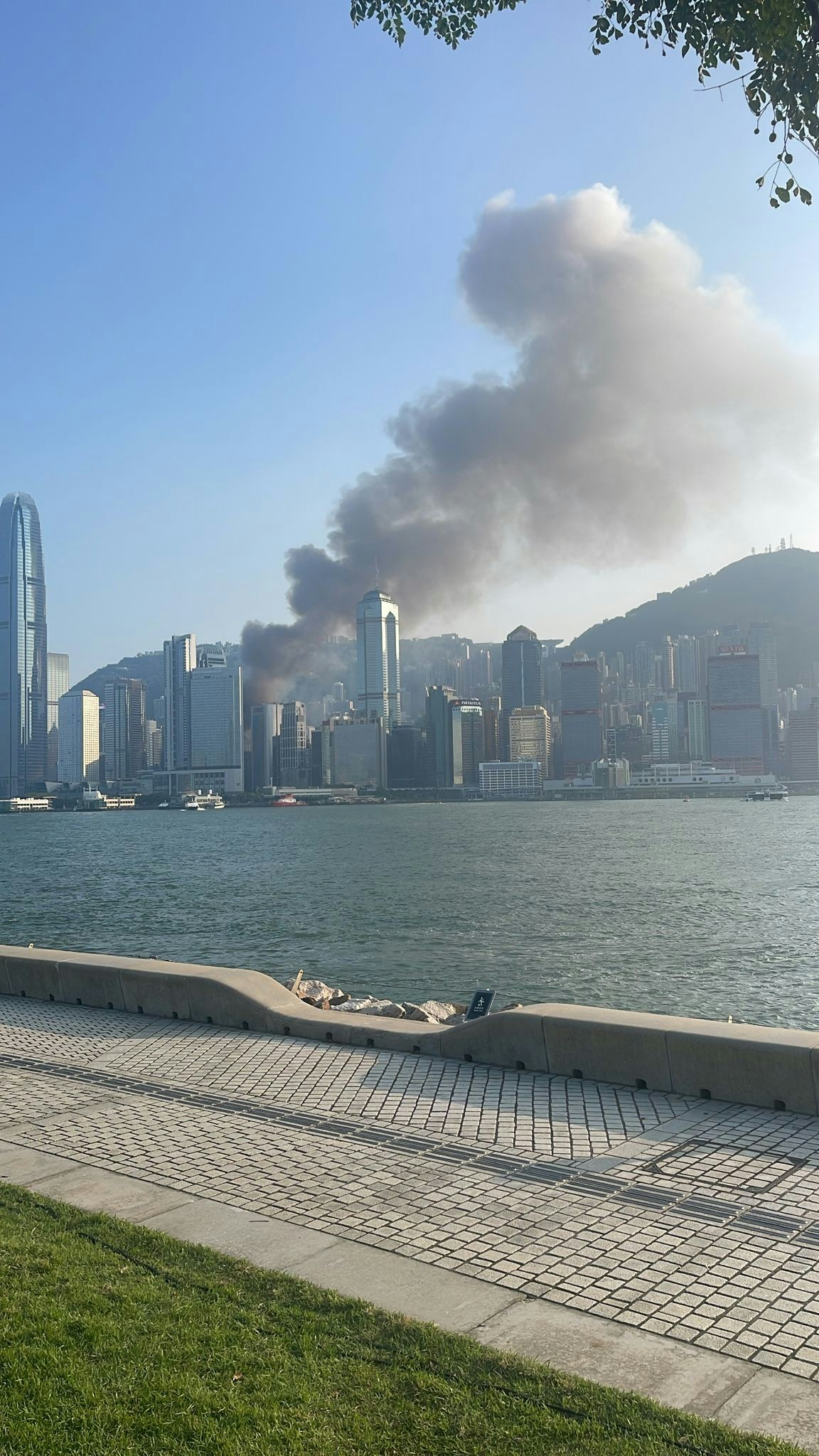 中環有棚架起火，濃煙席捲半空。（讀者提供）