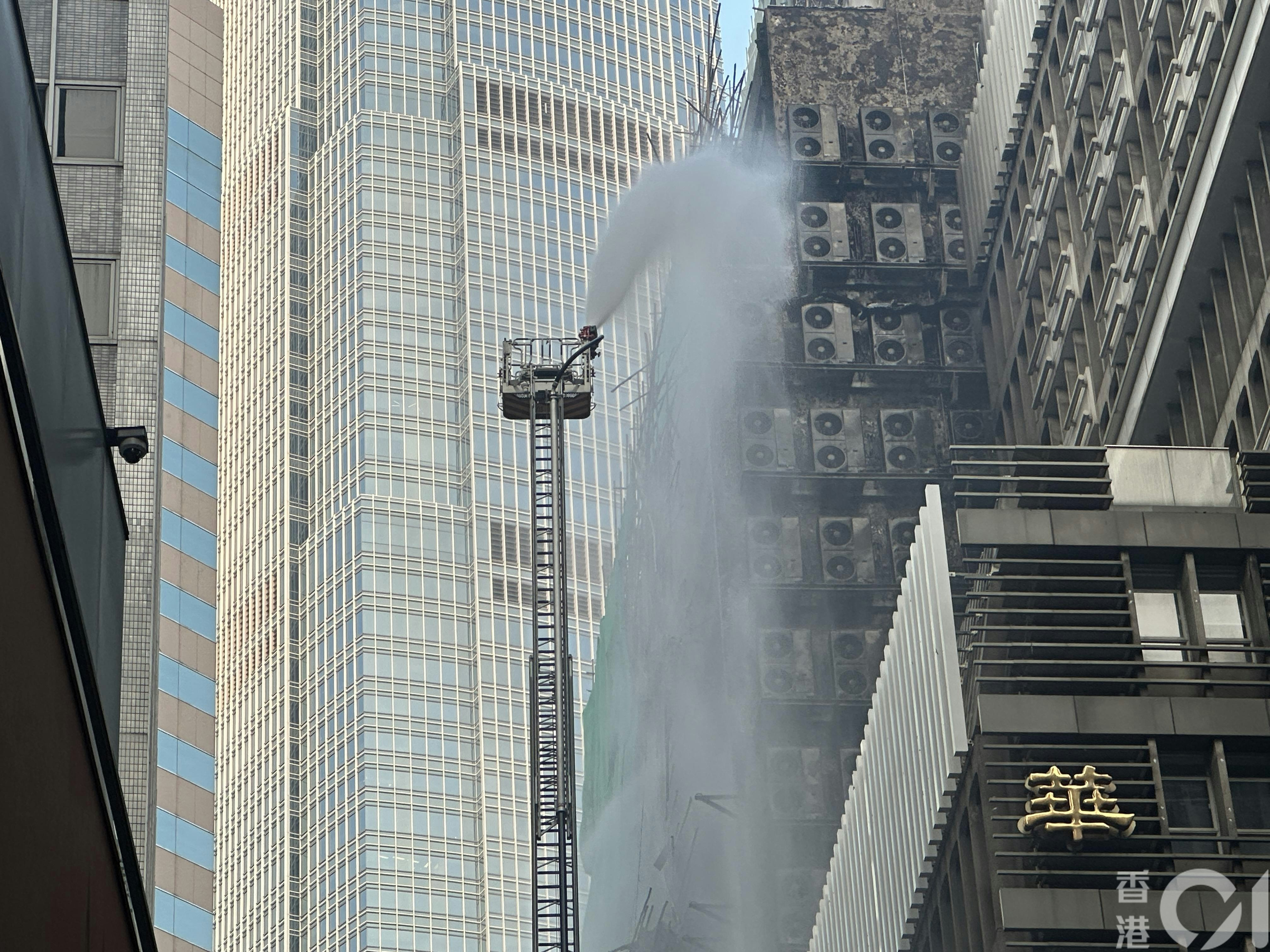 下午5時許，棚架的火勢初步已熄滅，消防繼續灌救。（王譯揚攝）