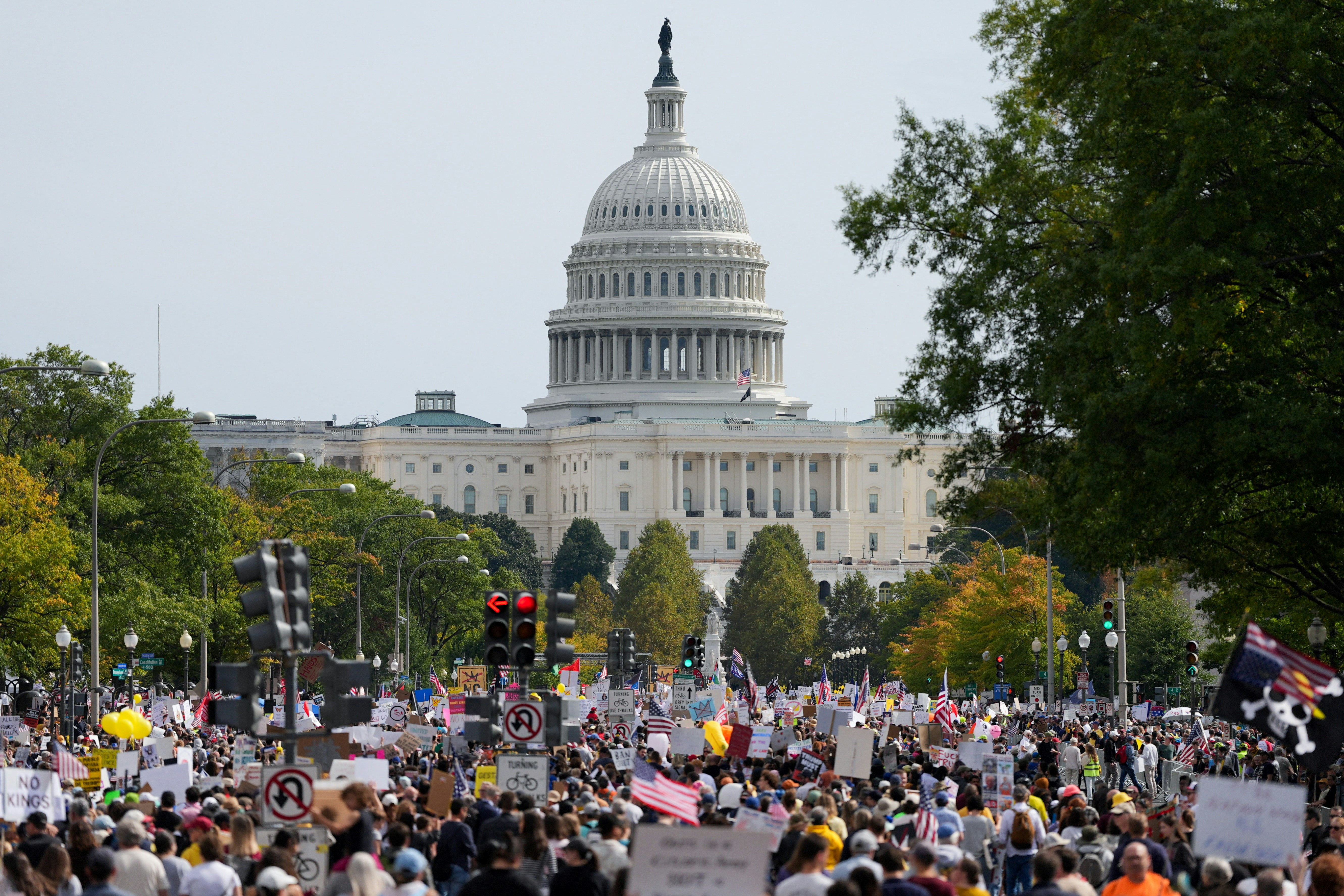 美国众议院投票表决结束政府停摆临时拨款法案