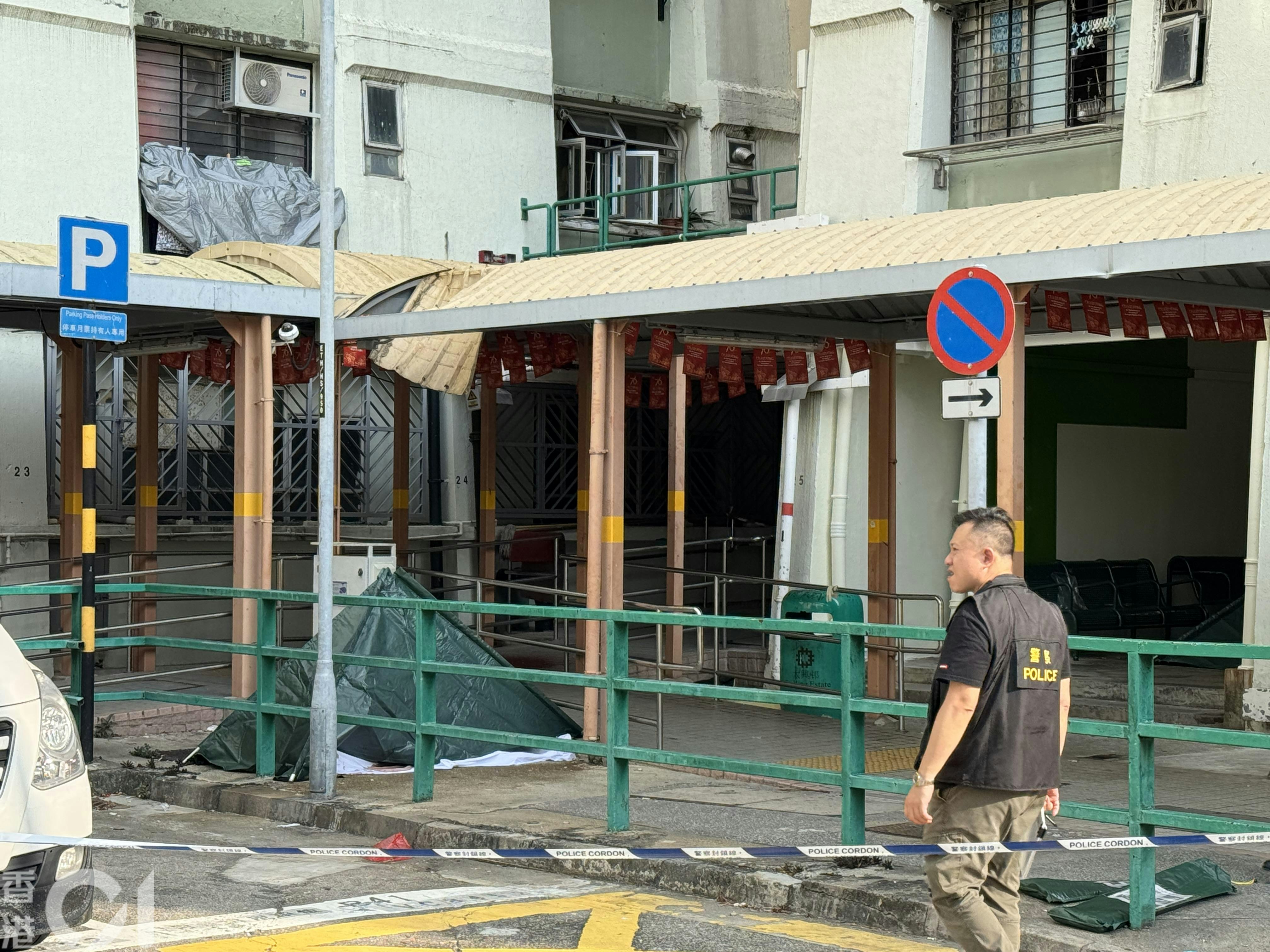 今日（19日）凌晨，案中夫婦於屯門大興邨興泰樓墮下，男方跌落大廈對開簷篷、女子則跌落地面。現場可見，有簷篷被壓毀。（蔡正邦攝）