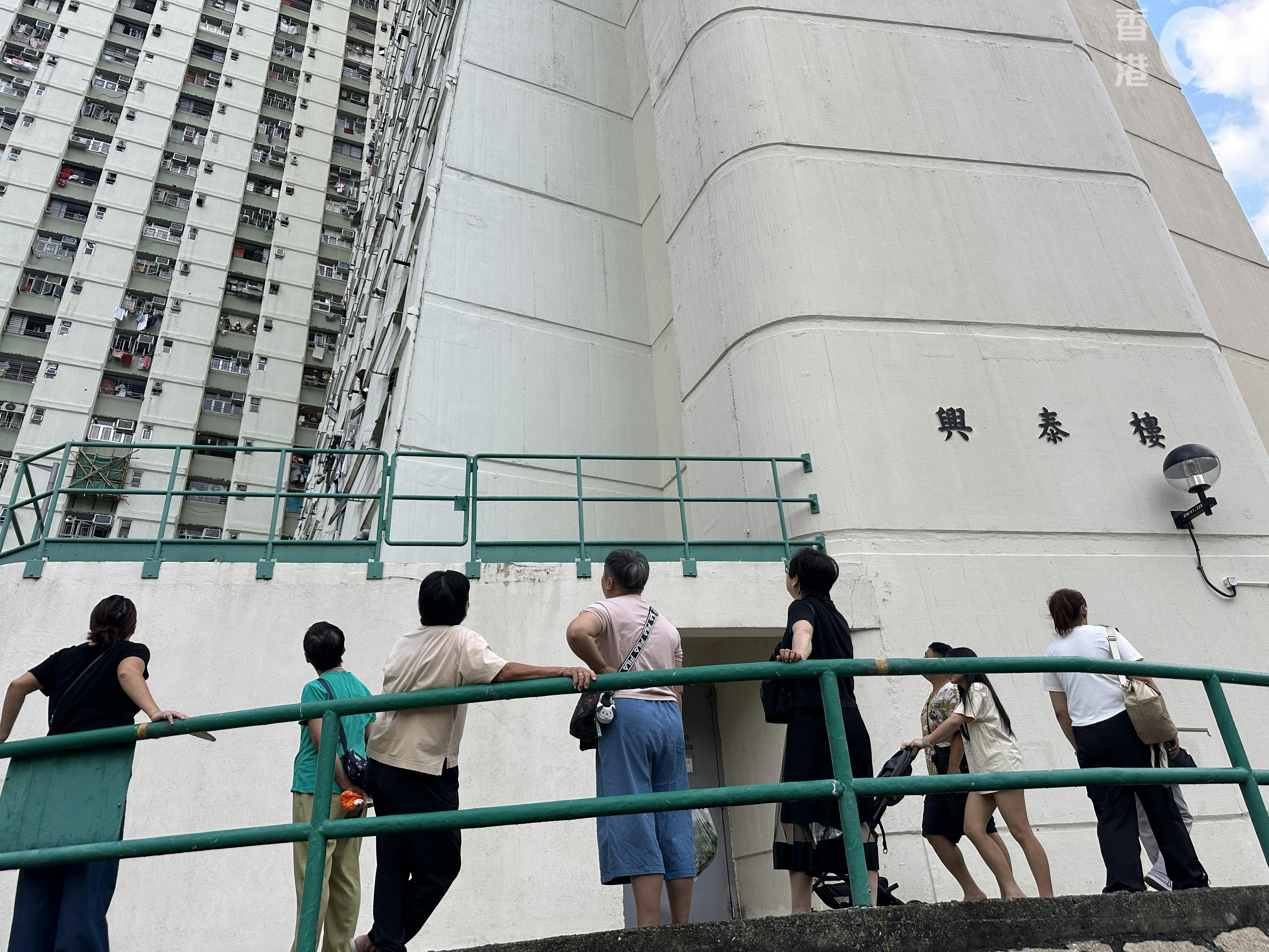 街坊對慘劇議論紛紛。（王譯揚攝）