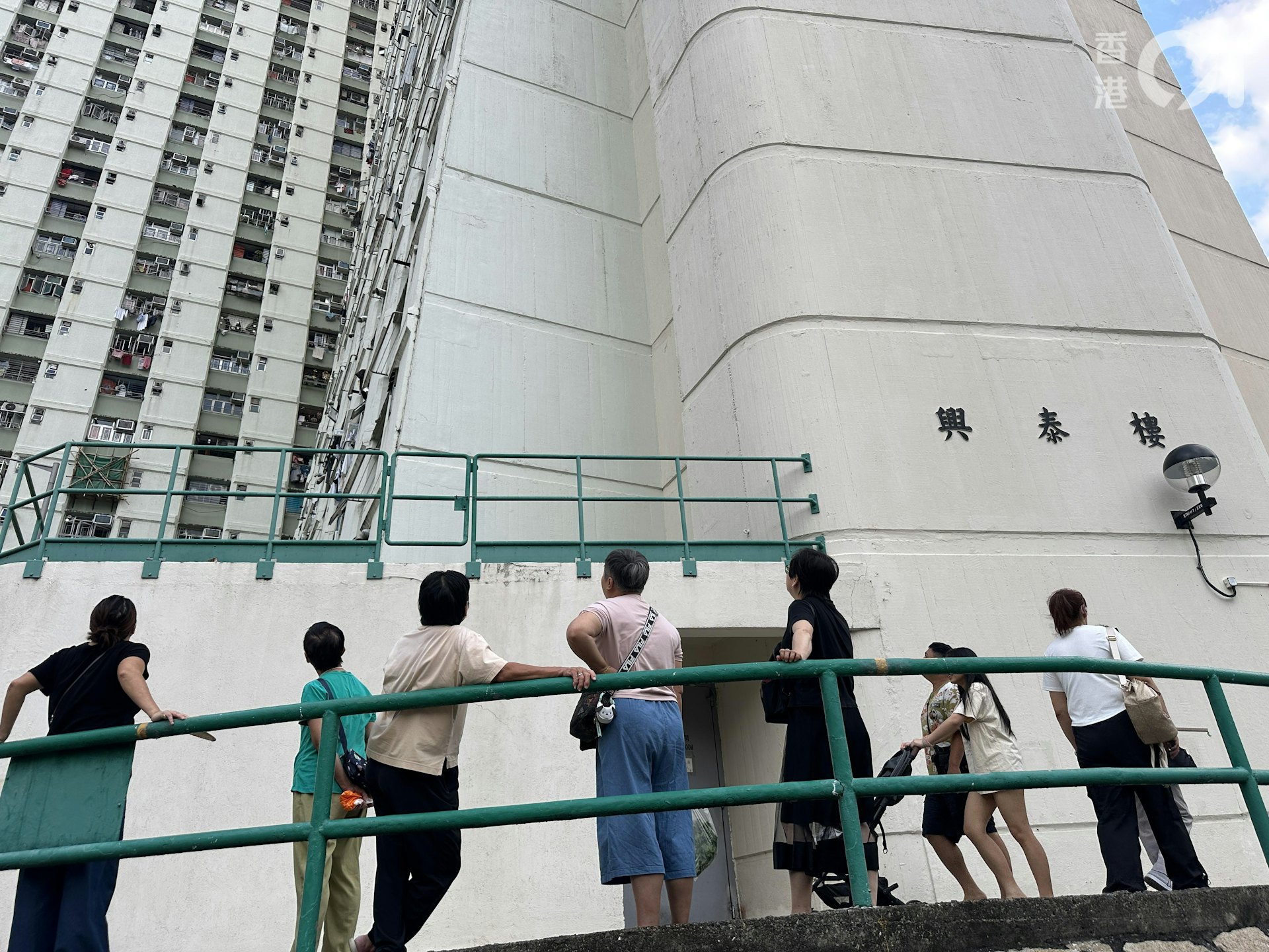 街坊對慘劇議論紛紛。(王譯揚攝)