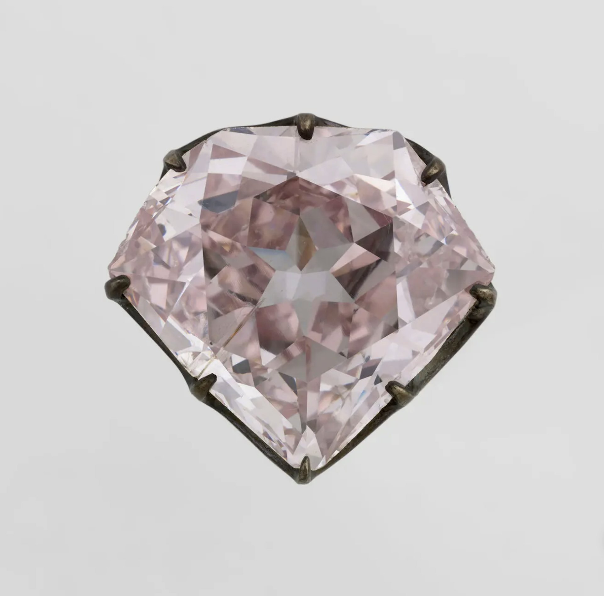 图为遭劫的阿波罗长廊中展品之一,粉色钻石,又名「绣球」(罗浮宫)