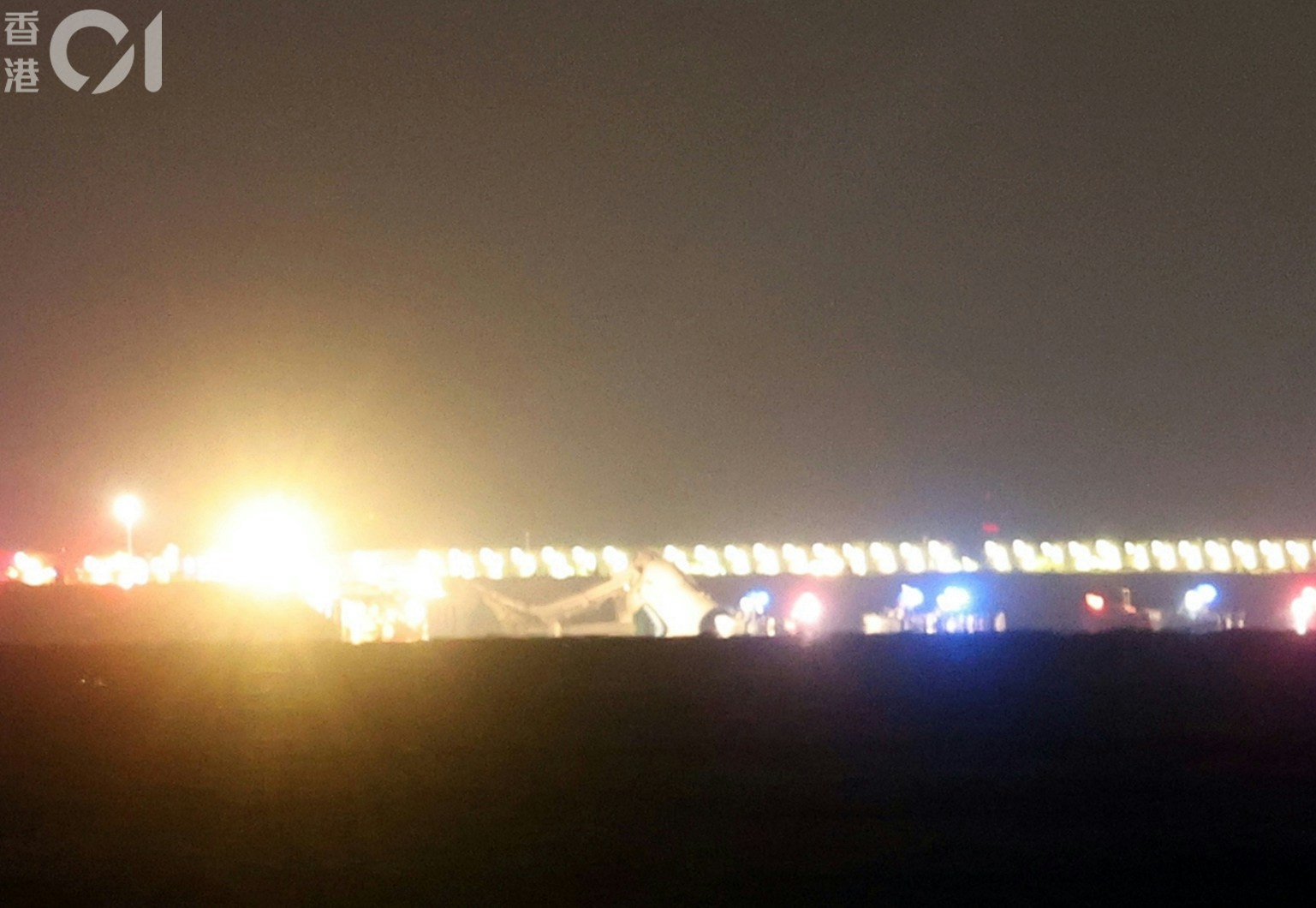 飛行服務隊直升機在跑道上空盤旋，大批消防車輛及消防船在場營救。(李家傑攝)