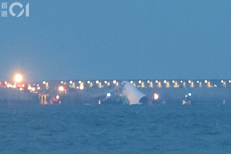 涉事貨機斷開幾截，浮在水面。(李家傑攝)