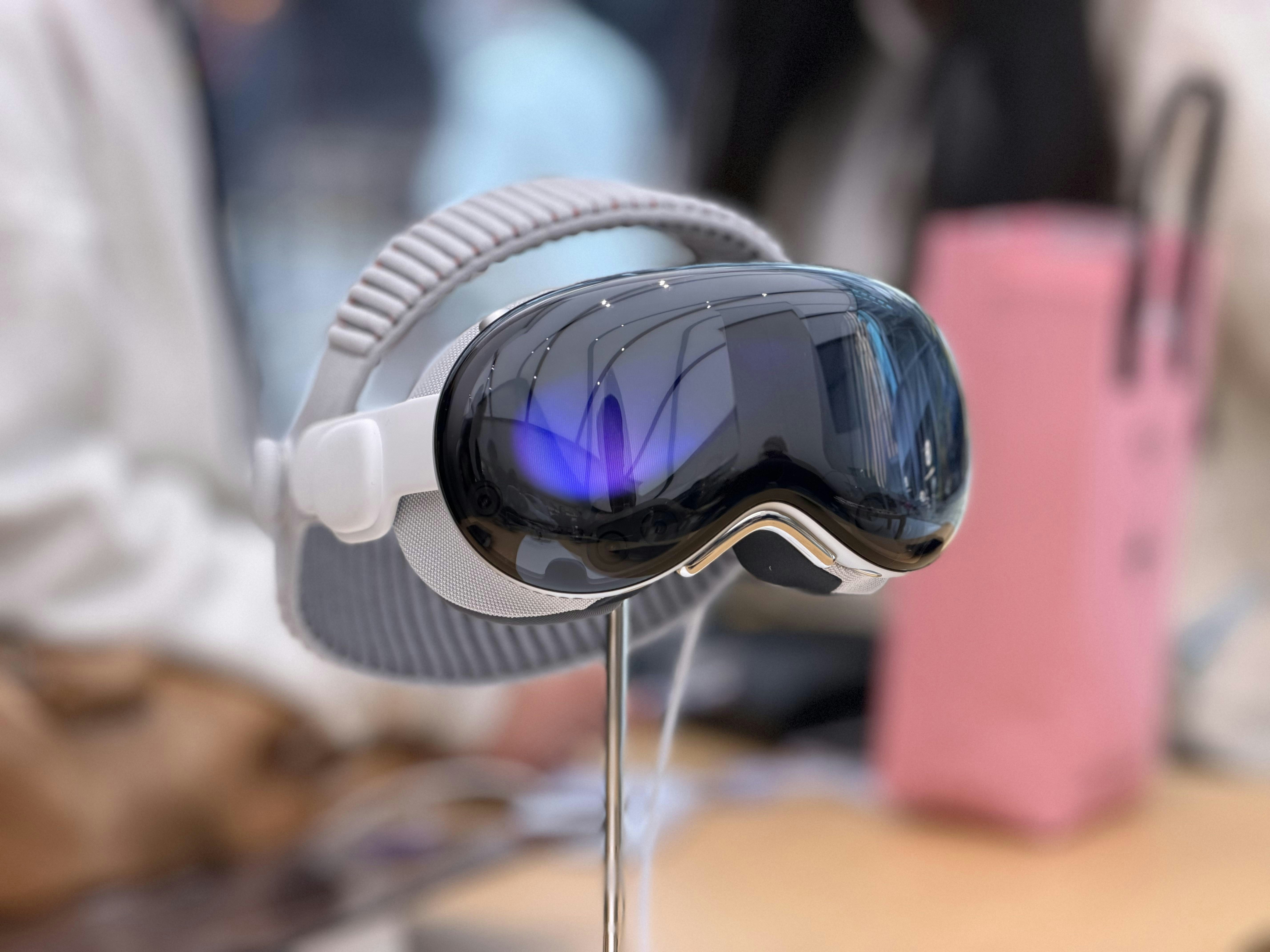 Apple Vision Pro M5实测：新头带舒适感大增芯片性能仍未用得尽