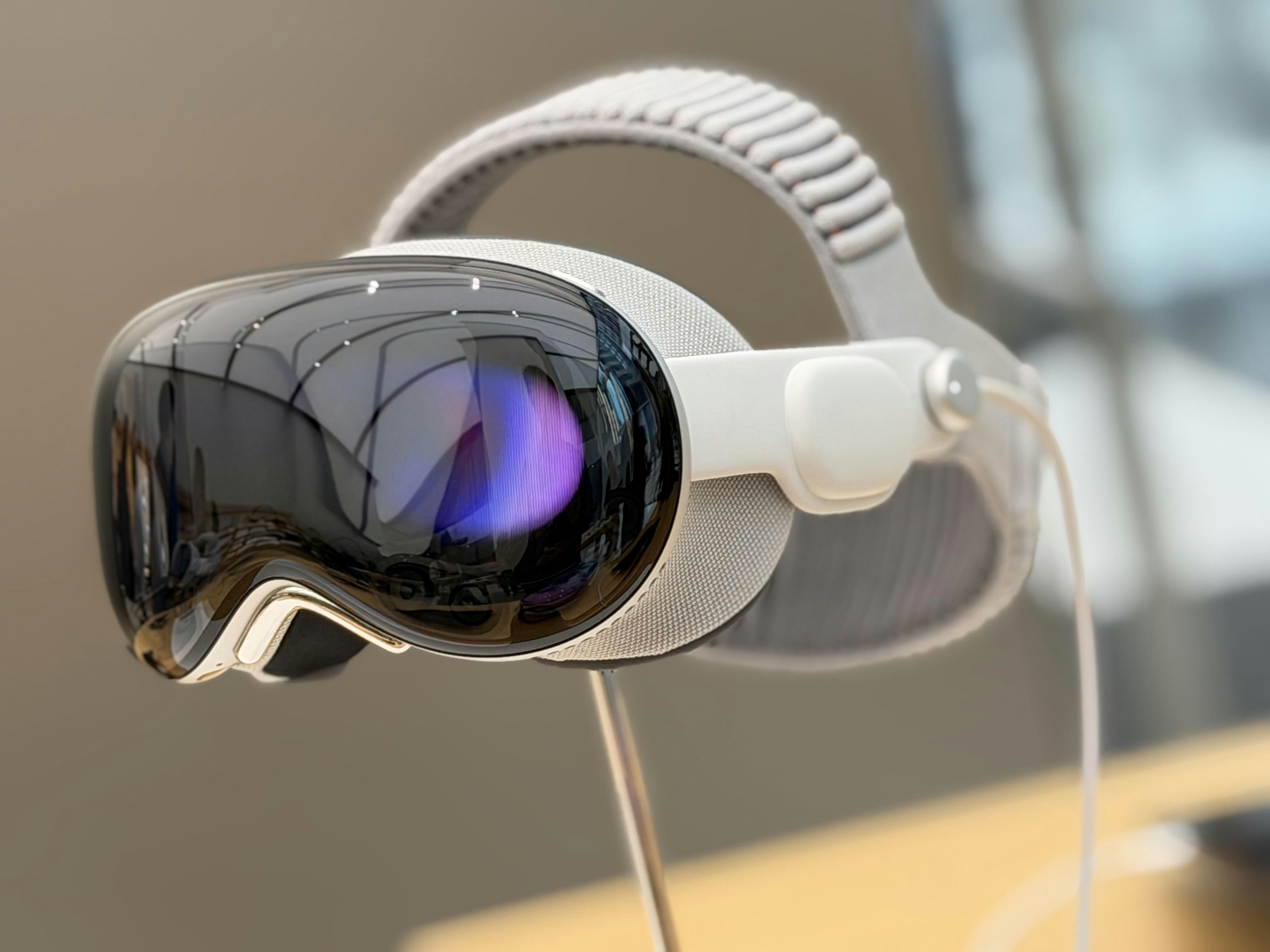 Apple Vision Pro M5实测：新头带舒适感大增芯片性能仍未用得尽