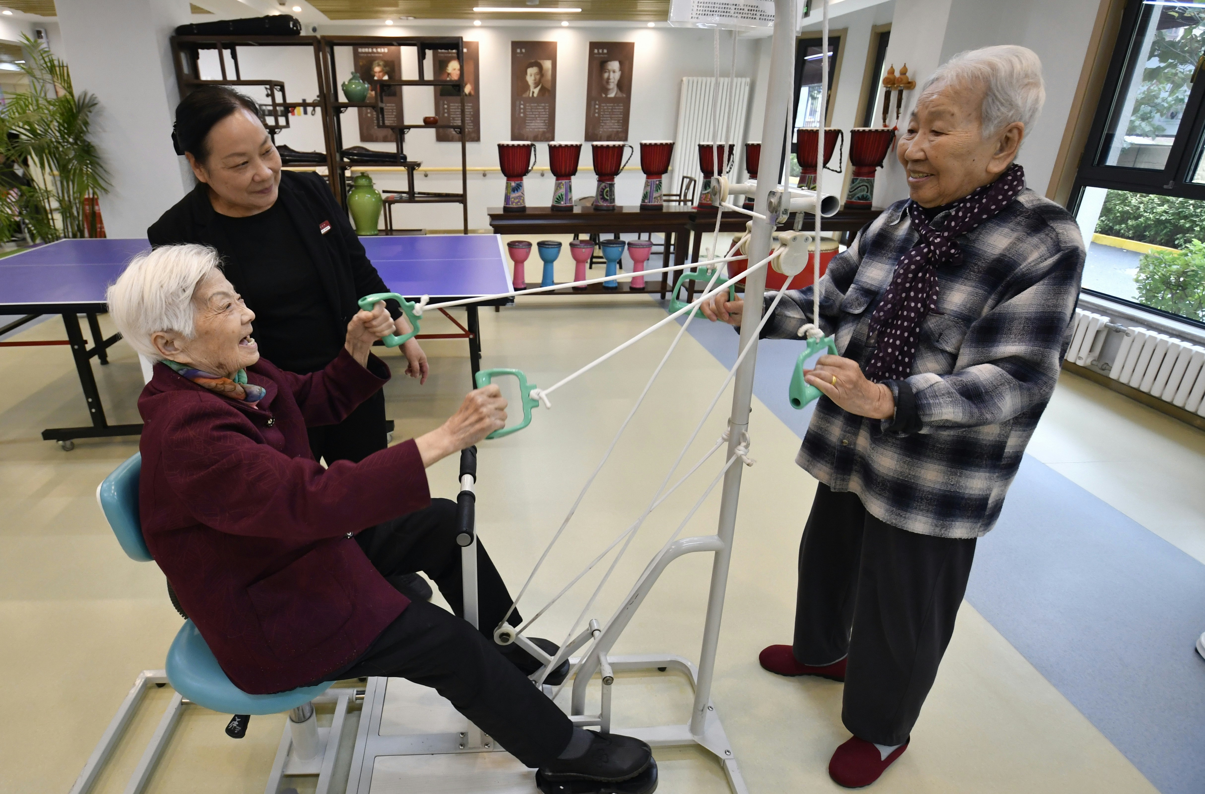2025年10月17日，老人们在北京市朝阳区来广营区域养老服务中心福寿苑养老公寓内锻炼身体。（新华社）