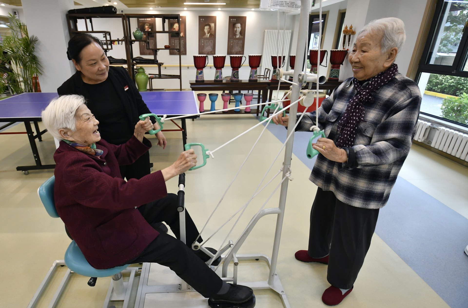 2025年10月17日,老人们在北京市朝阳区来广营区域养老服务中心福寿苑养老公寓内锻炼身体。(新华社)