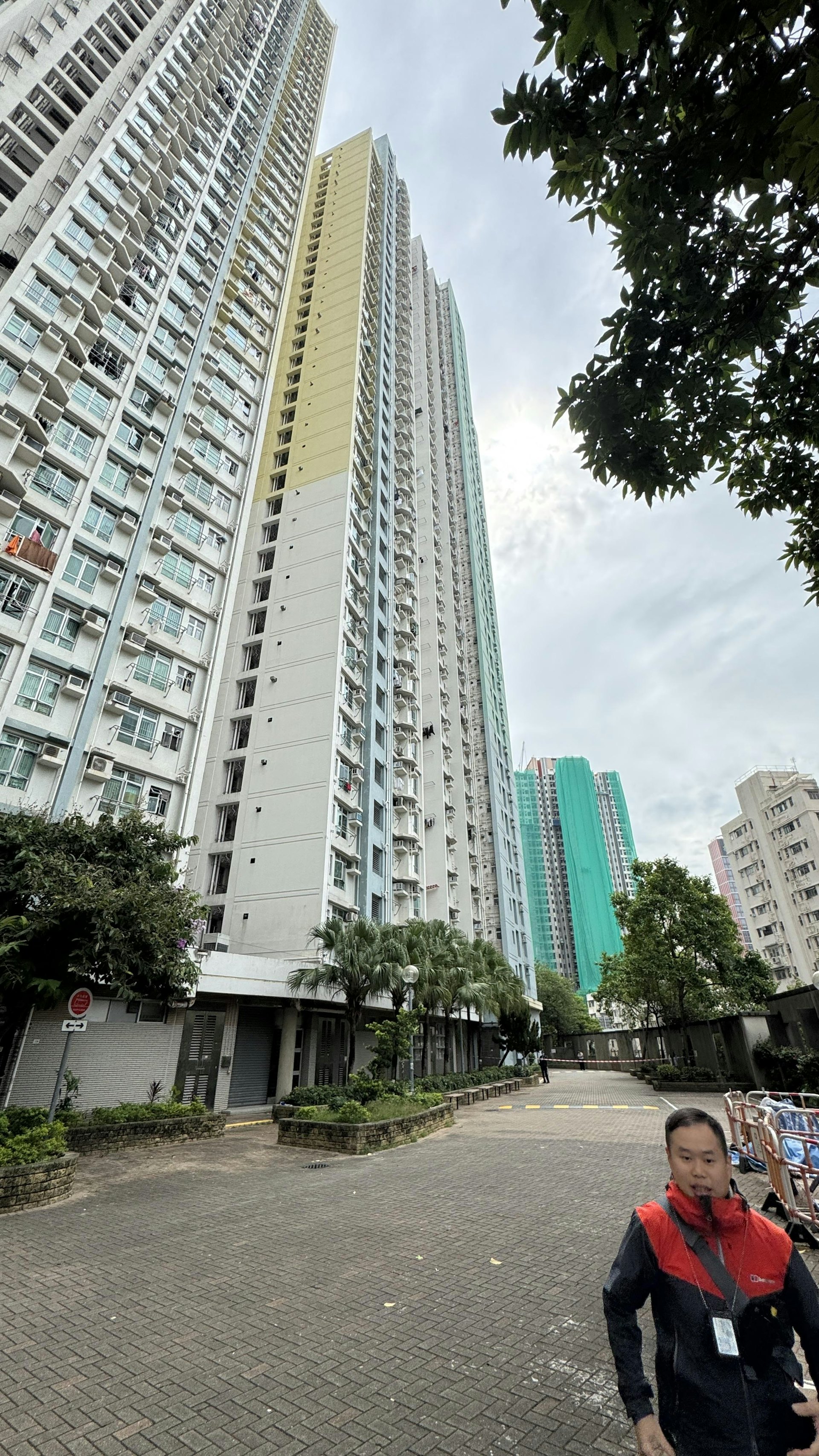 居於觀塘區牛頭角上邨的69歲男子於10月21日至26日獨自到訪廣東省中山市,返港後確診基孔肯雅熱。(翁鈺輝攝) 居於觀塘區牛頭角上邨的69歲男子於10月21日至26日獨自到訪廣東省中山市,返港後確診基孔肯雅熱。(翁鈺輝攝)