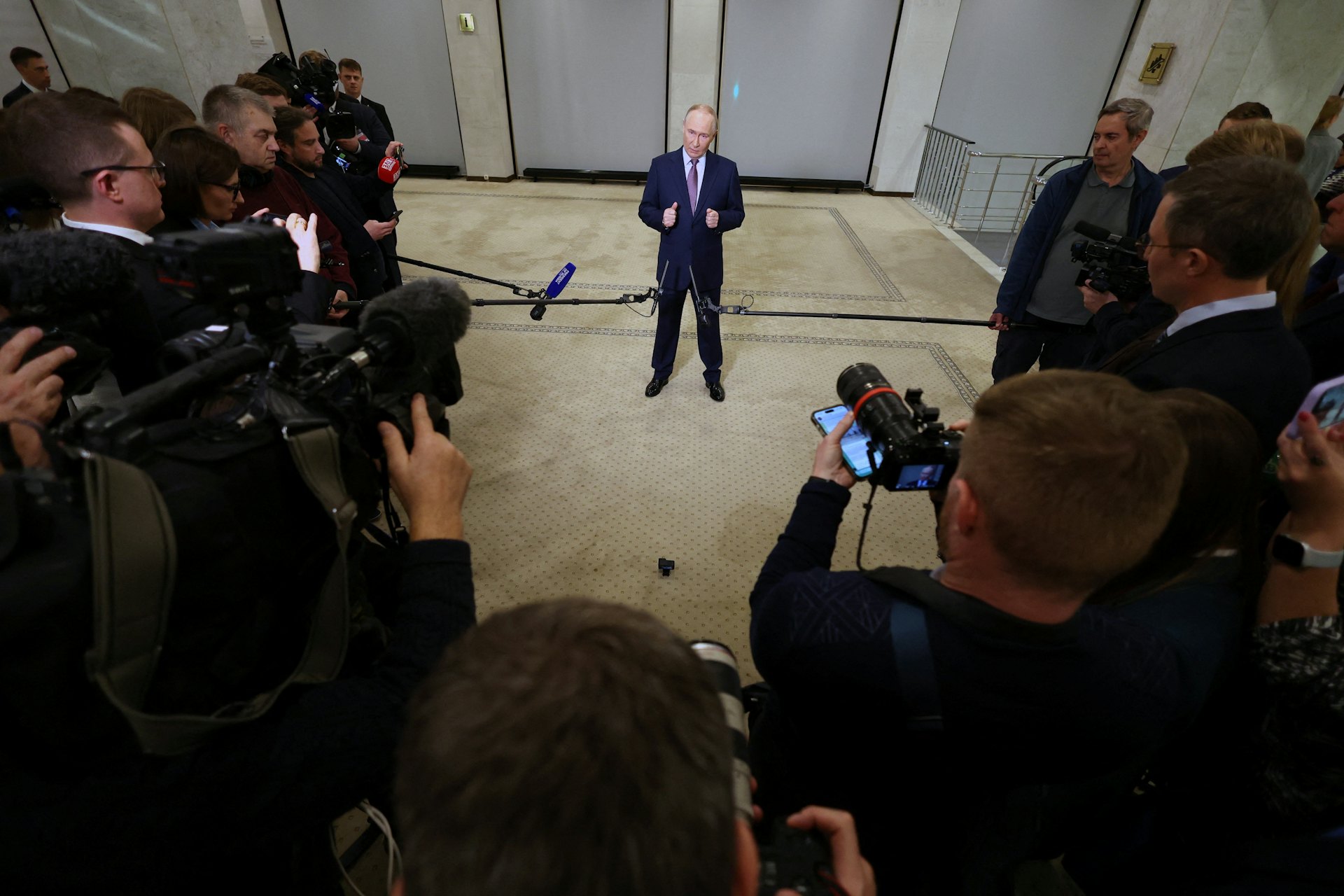 圖為2025年10月23日,俄羅斯總統普京(Vladimir Putin)向媒體發表講話,回應俄國兩大石油公司遭美國制裁等問題。(Sputnik/Vyacheslav Prokofyev/Pool via REUTERS)