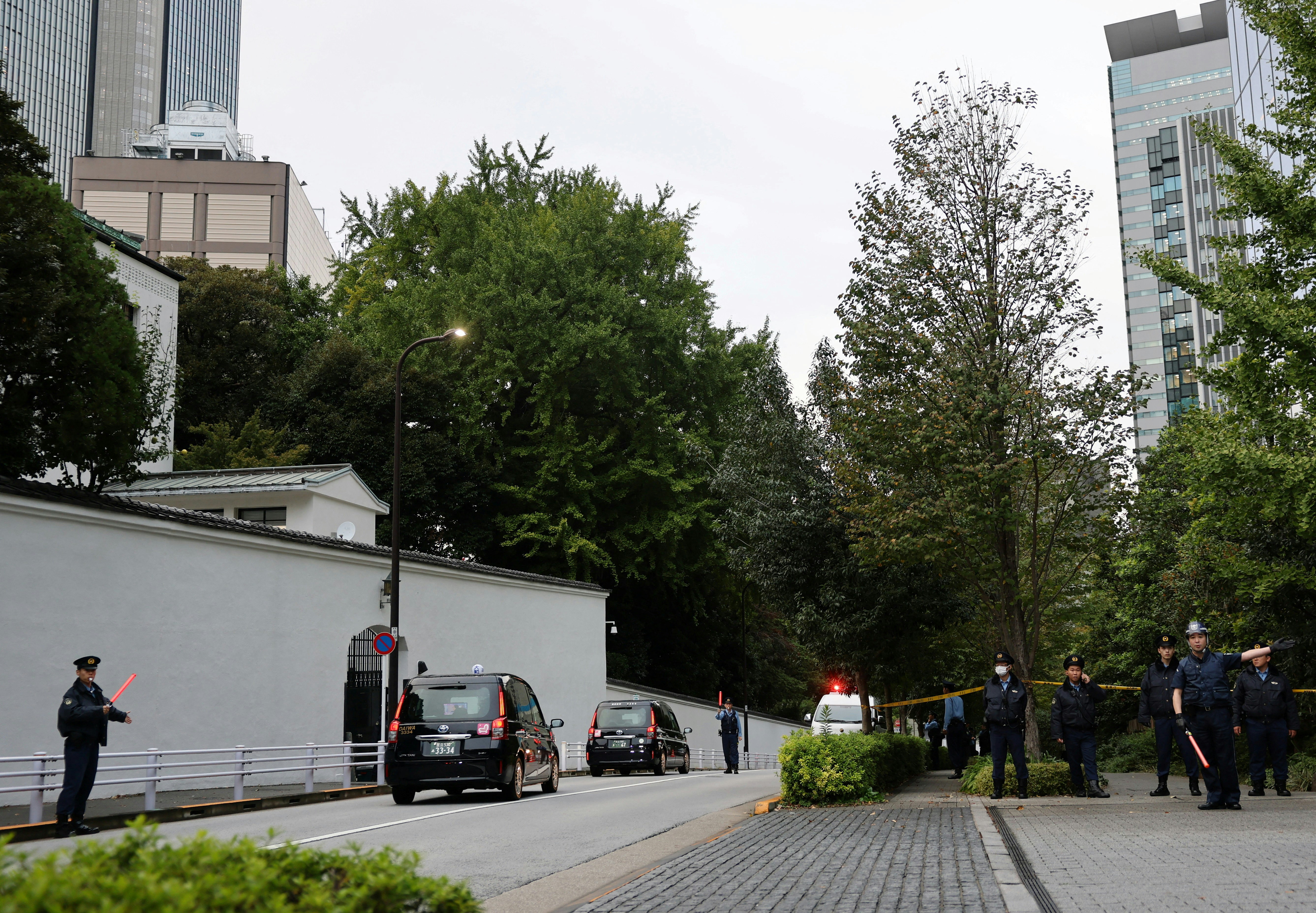 在美国驻日本大使馆附近舞刀男子被捕防暴警察受伤