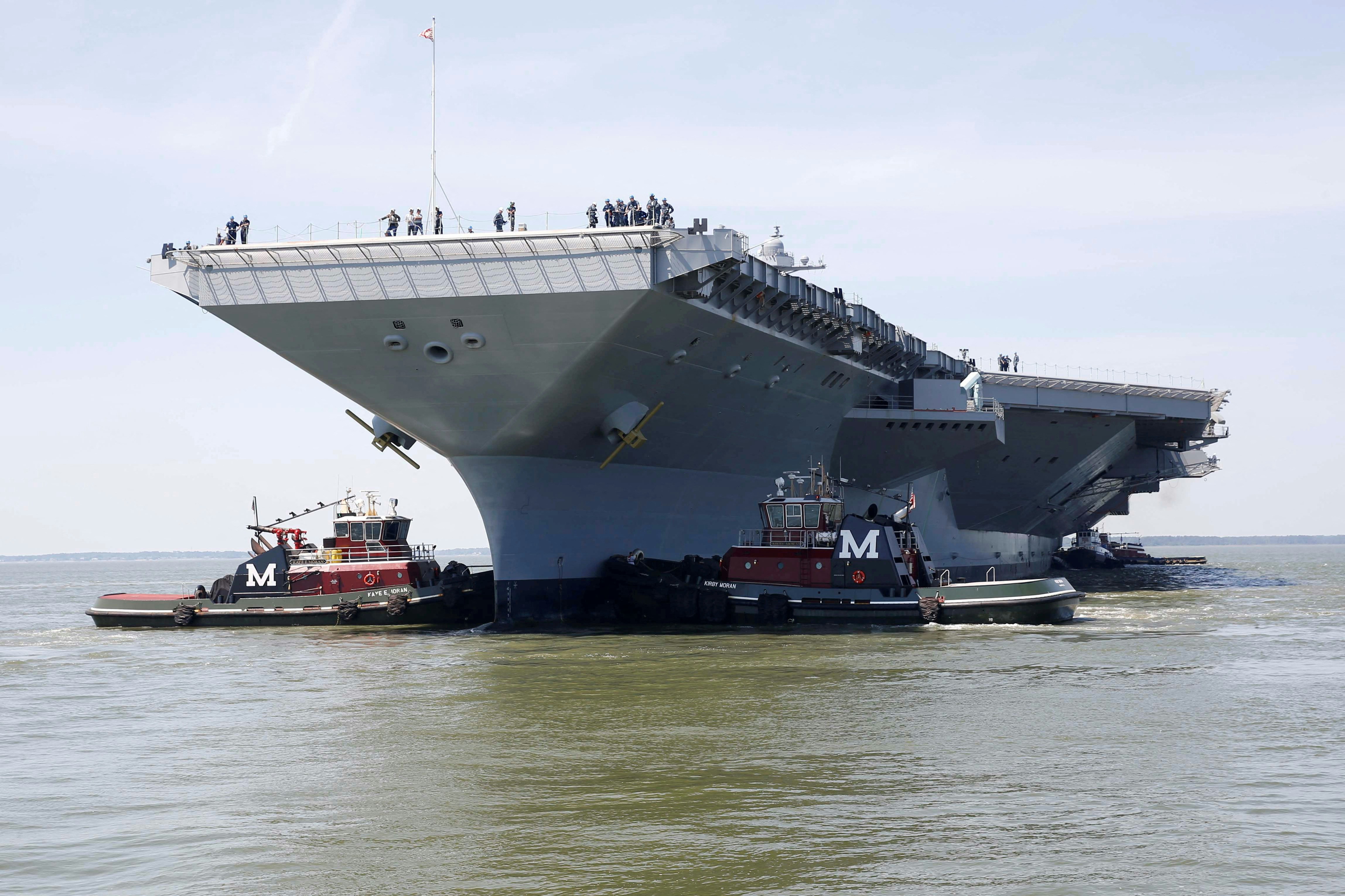 2016年6月11日,美国维珍尼亚州纽波特纽斯(Newport News),詹姆斯河(the James River)上的拖船正在对「福特」号航空母舰(USS Gerald R. Ford)进行调转。(Reuters)