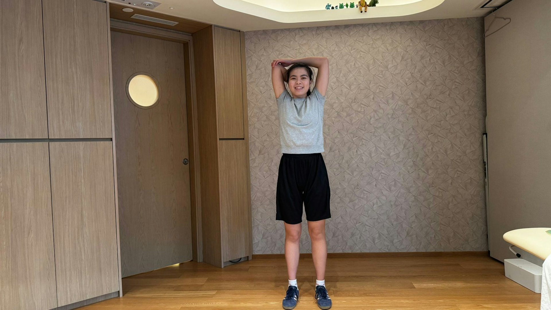 靜態伸展動作:三頭肌伸展。(作者提供) 靜態伸展動作:三頭肌伸展。(作者提供)