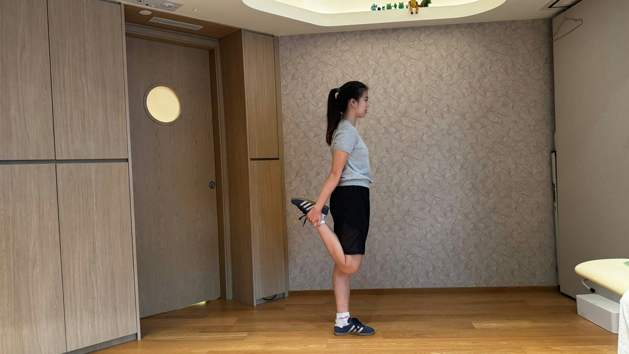 靜態伸展動作：四頭肌伸展。（作者提供）