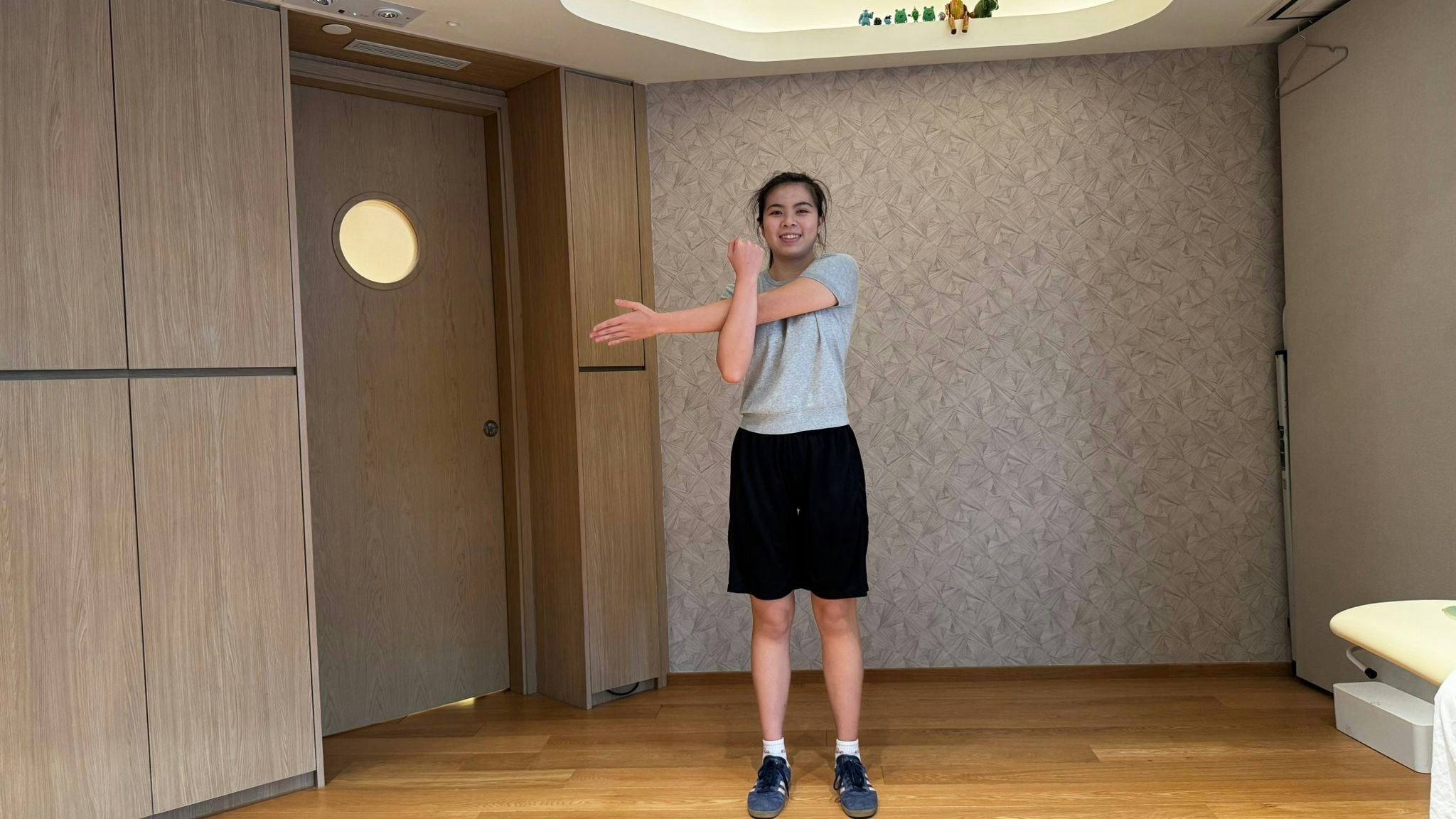 靜態伸展動作：交叉手臂肩部伸展。（作者提供）