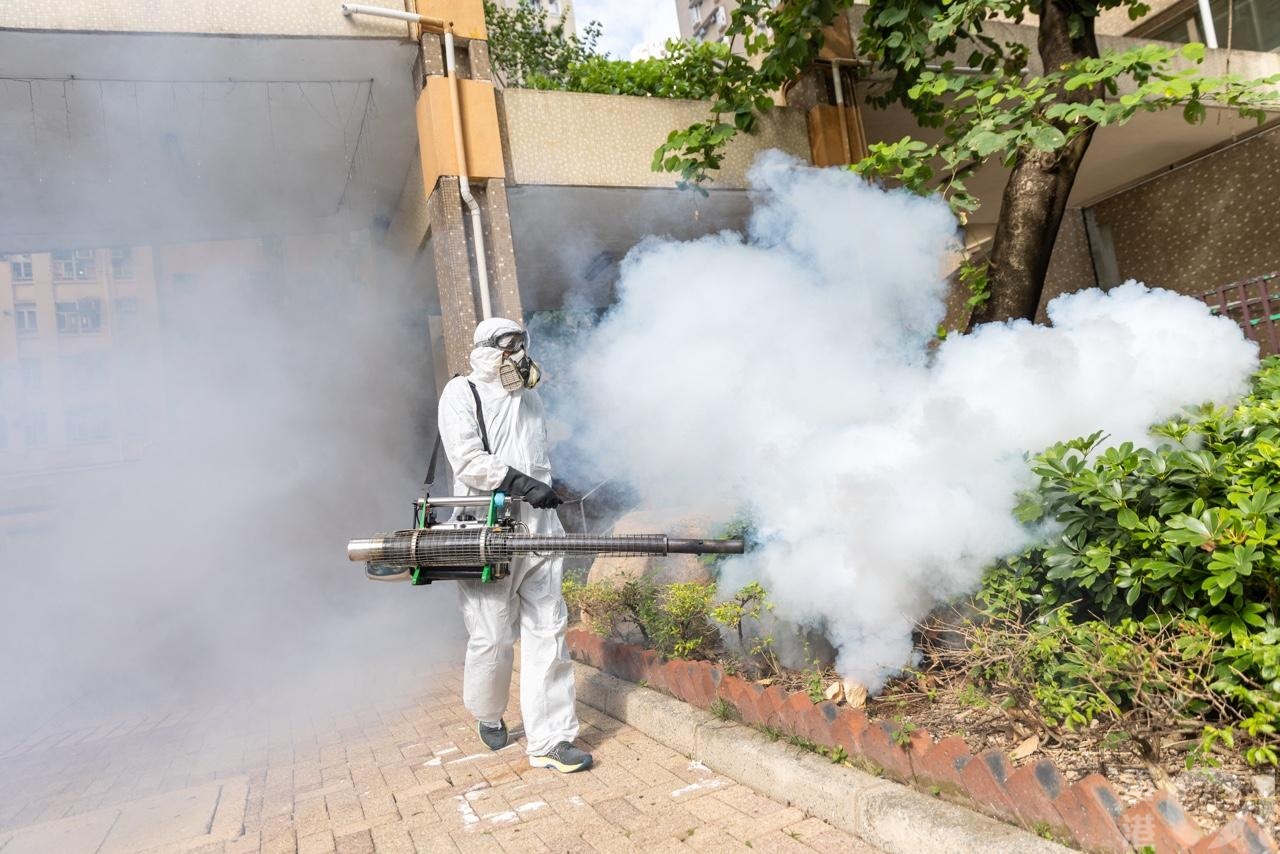 衞生署10月26日公布出現首宗本地感染基孔肯雅熱個案，患者居於鑽石山鳳德邨，屋苑對面的龍蟠苑即有人員噴滅蚊煙霧。（梁鵬威攝)