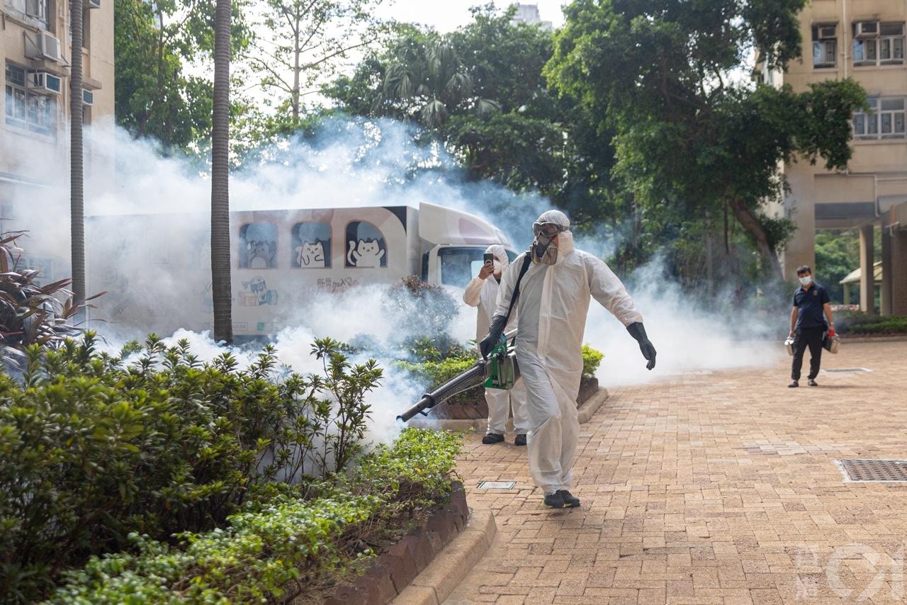衞生署10月26日公布出現首宗本地感染基孔肯雅熱個案，患者居於鑽石山鳳德邨，屋苑對面的龍蟠苑即有人員噴滅蚊煙霧。（梁鵬威攝)
