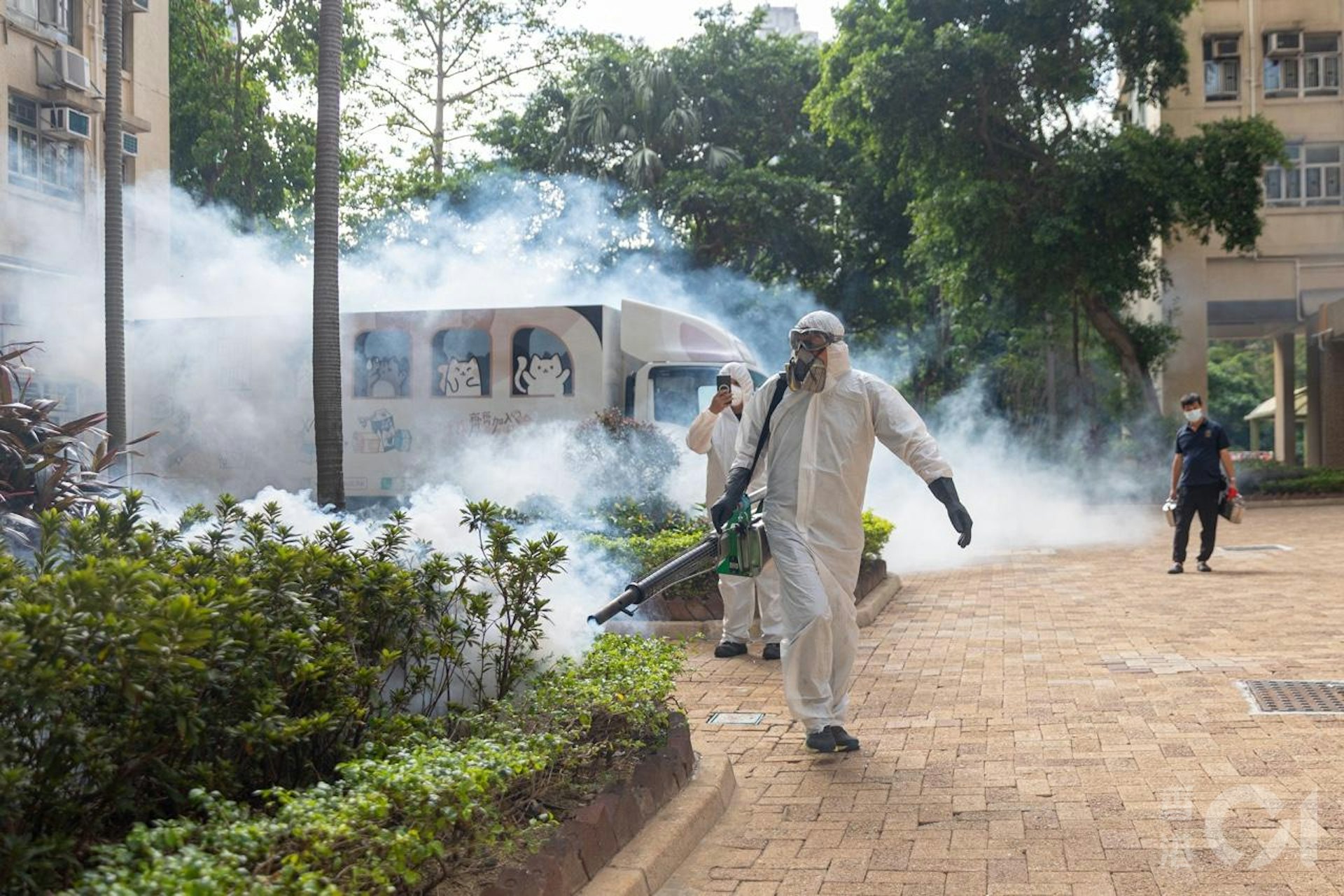 衞生署10月26日公布出現首宗本地感染基孔肯雅熱個案,患者居於鑽石山鳳德邨,屋苑對面的龍蟠苑即有人員噴滅蚊煙霧。(梁鵬威攝) 衞生署10月26日公布出現首宗本地感染基孔肯雅熱個案,患者居於鑽石山鳳德邨,屋苑對面的龍蟠苑即有人員噴滅蚊煙霧。(梁鵬威攝)