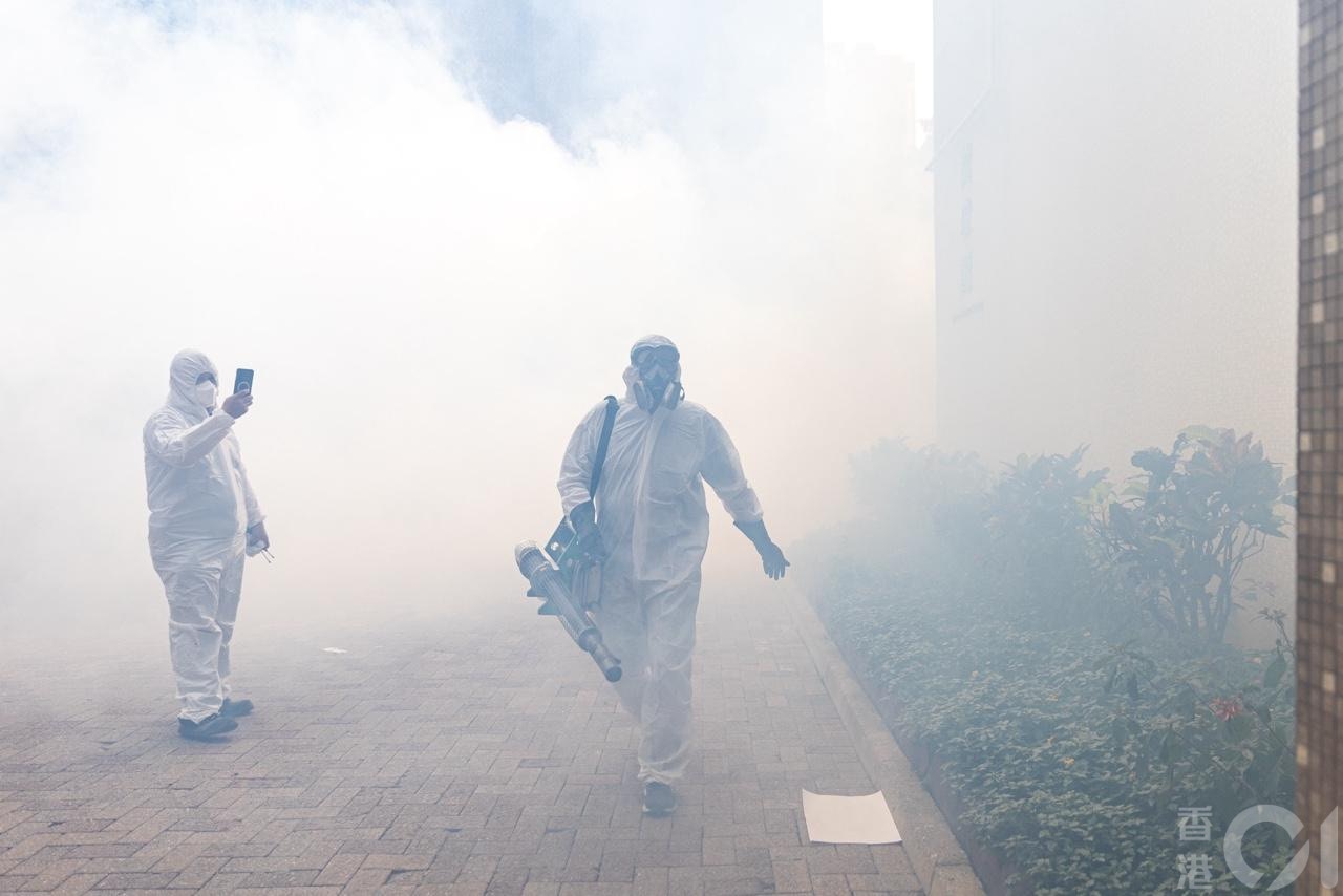 衞生署10月26日公布出現首宗本地感染基孔肯雅熱個案，患者居於鑽石山鳳德邨，屋苑對面的龍蟠苑即有人員噴滅蚊煙霧。（梁鵬威攝)